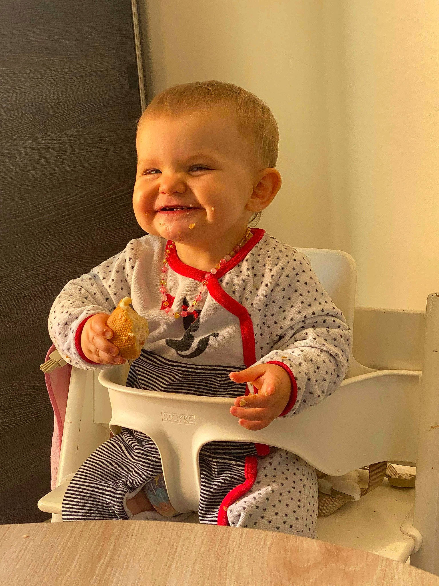 Candice participe au concours pour gagner de l'argent avec cette photo : baby, child, joy, person, play, sitting, toddler