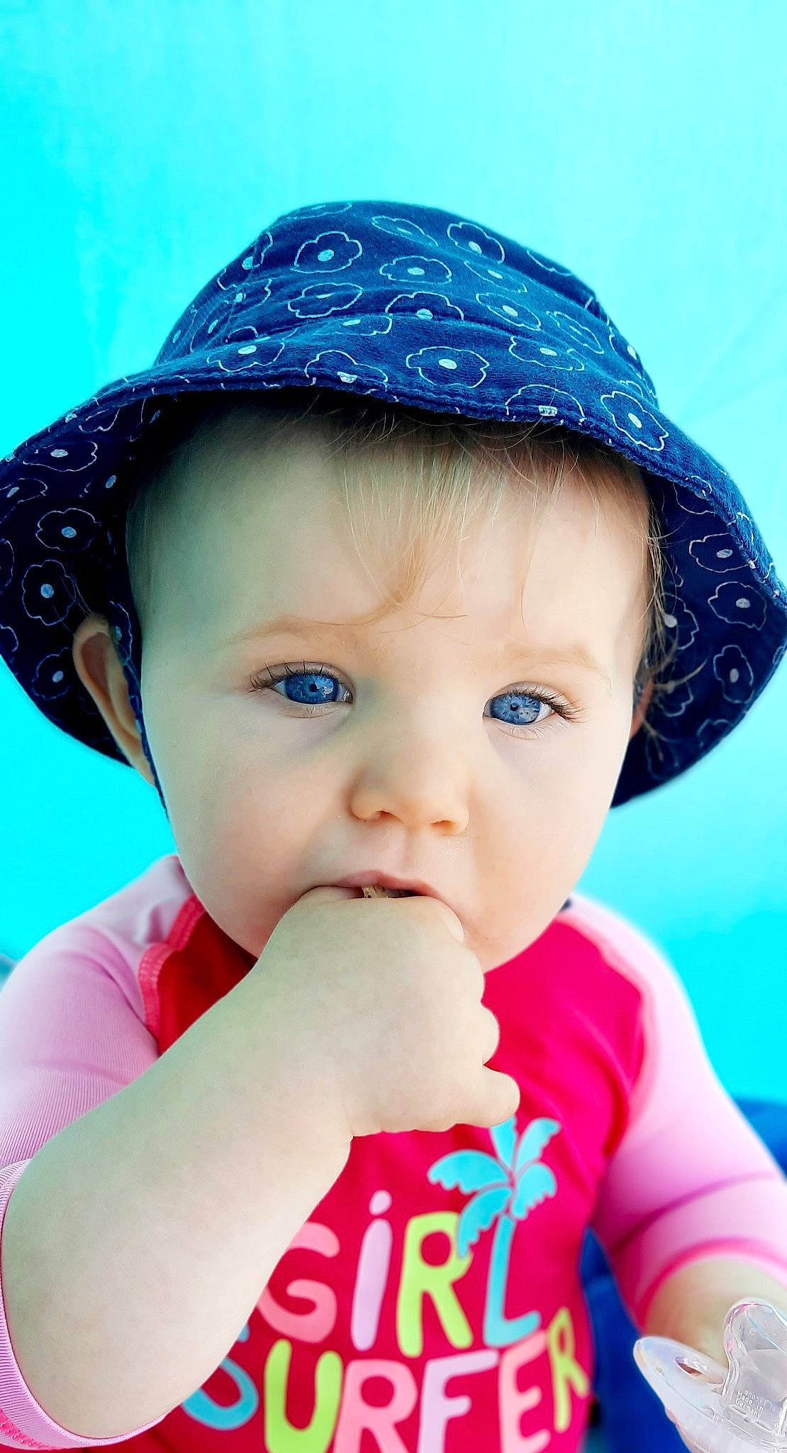 Candice a rejoint le concours — aidez-le/la à gagner de superbes lots ! baby, cap, child, child_model, fashion_accessory, hat, headgear, lip, person, sun_hat, toddler