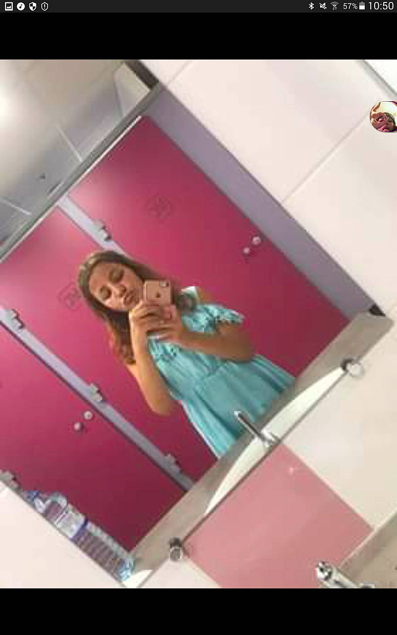 Alyssa a rejoint le concours — aidez-le/la à gagner de superbes lots ! leg, magenta, person, photography, pink, selfie