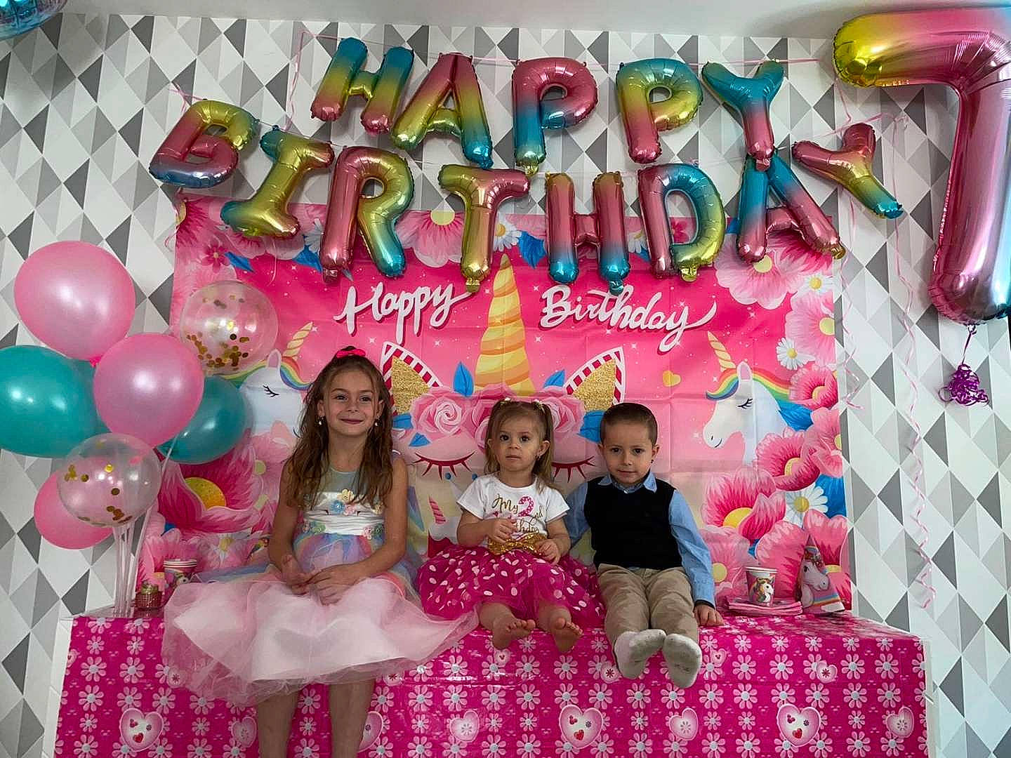 Marya La Princesse participe au concours pour gagner de l'argent avec cette photo : balloon, birthday, birthday_party, child, decoration, event, fun, happy, joy, leisure, magenta, party, party_supply, pattern, person, pink, recreation, smile, snapshot, sweetness