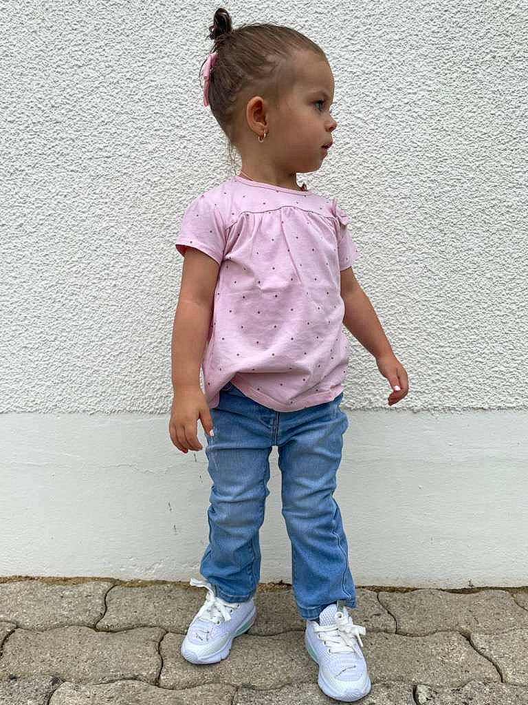 Marya La Princesse participe au concours pour gagner de l'argent avec cette photo : arm, baby_toddler_clothing, cheek, child, denim, electric_blue, gesture, hair, hand, head, human_body, human_leg, jeans, leg, neck, pattern, person, sleeve, t_shirt, toddler