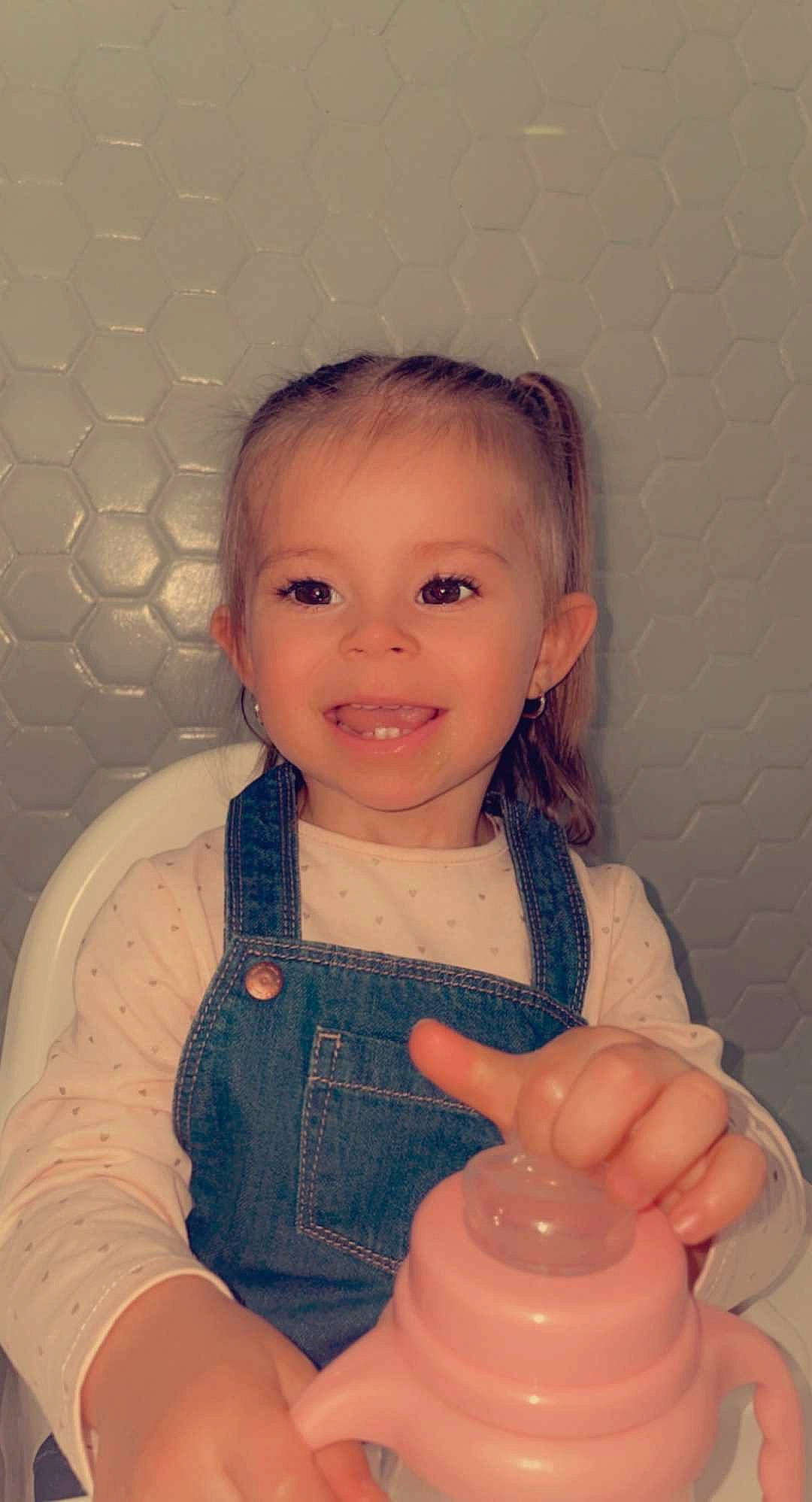 Marya La Princesse a rejoint le concours — aidez-le/la à gagner de superbes lots ! arm, baby, baby_toddler_clothing, cheek, chin, eye, finger, forehead, hand, happy, human_body, iris, joy, lip, nose, organ, person, plastic_bottle, skin, sleeve