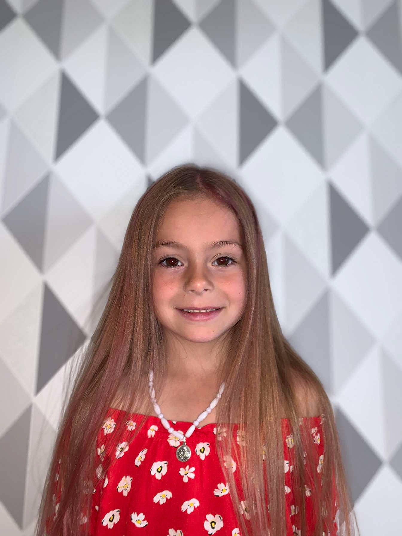 Djoulia participe au concours pour gagner de l'argent avec cette photo : dress, event, facial_expression, fashion_design, fun, hair, hairstyle, happy, joy, line, magenta, organ, pattern, peach, people, person, photograph, pink, sleeve, smile