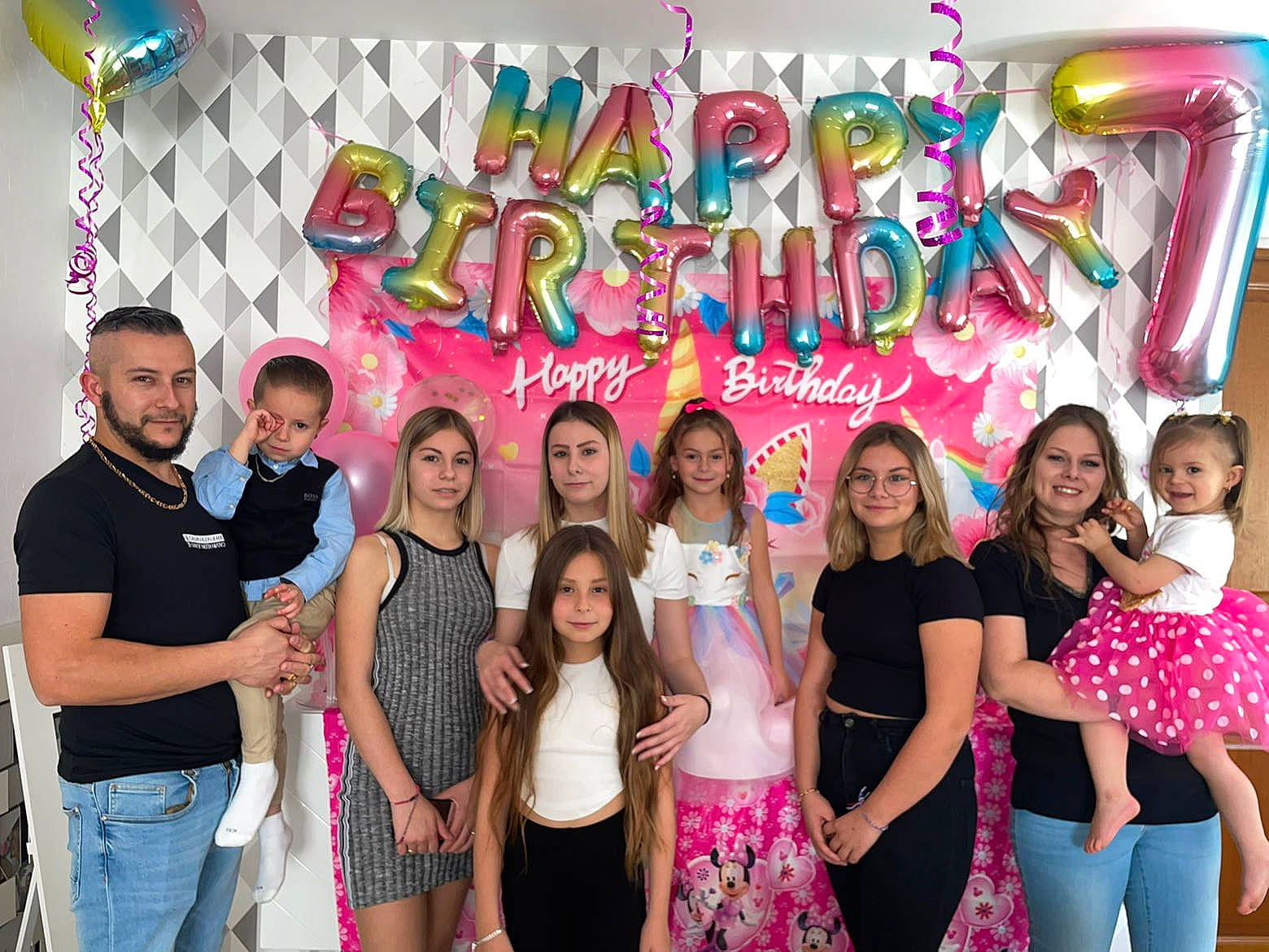 Djoulia a rejoint le concours — aidez-le/la à gagner de superbes lots ! clothing, community, face, facial_expression, fashion, friendship, fun, happy, jeans, joy, leisure, mammal, organ, people, person, pink, shorts, skin, smile, social_group