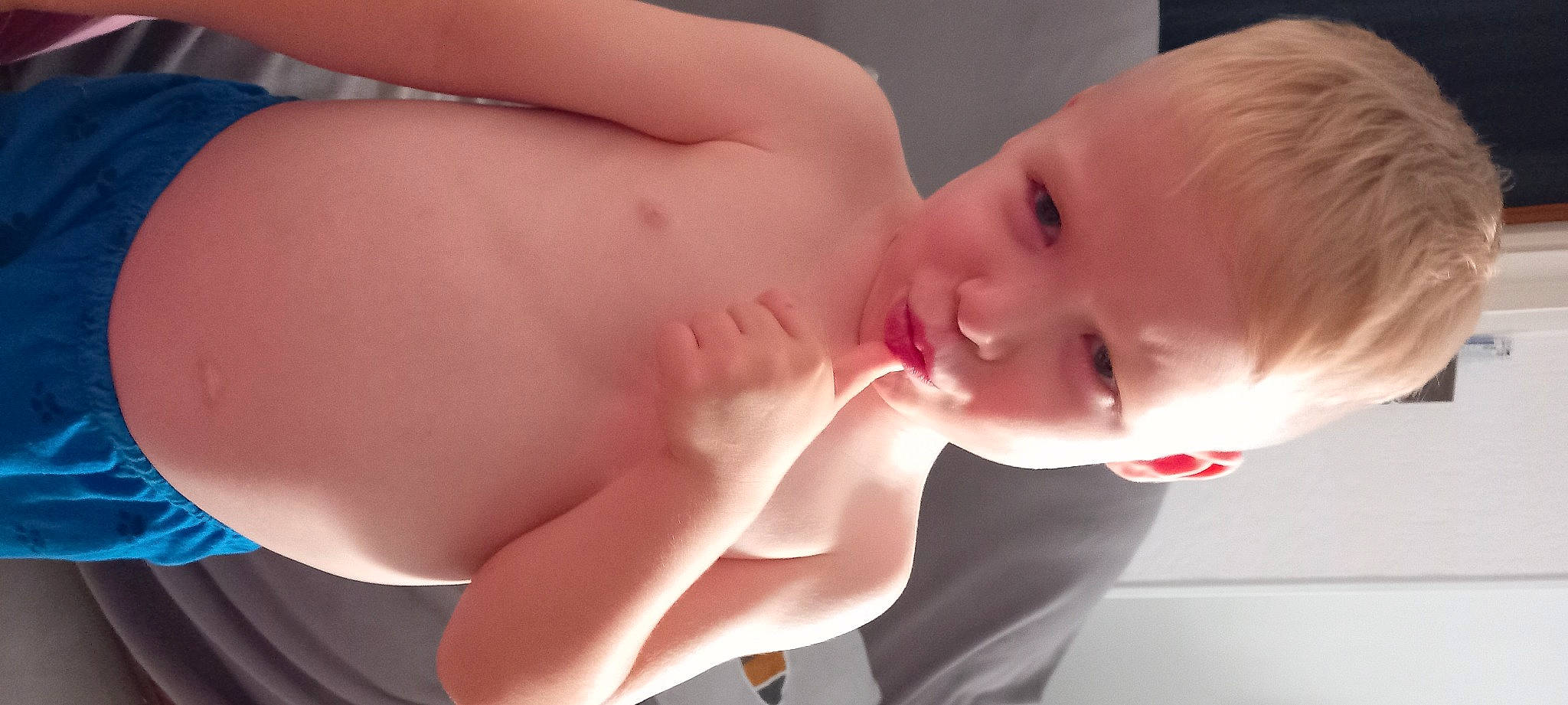 Tyno participe au concours pour gagner de l'argent avec cette photo : arm, cheek, chest, elbow, eyelash, finger, gesture, hand, happy, human_body, jaw, lip, mouth, muscle, neck, nose, person, skin, smile, stomach