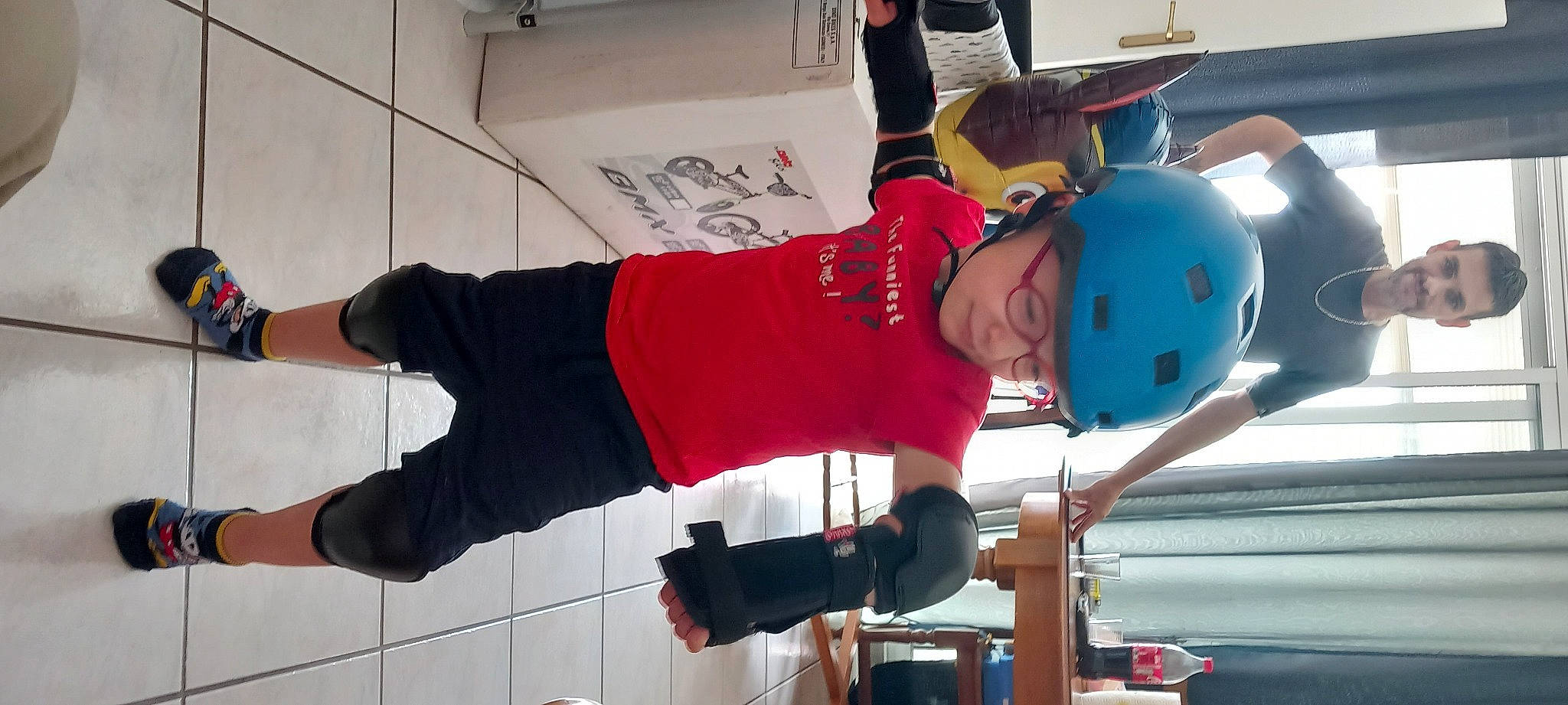 Tyno a rejoint le concours — aidez-le/la à gagner de superbes lots ! balance, costume, elbow, engineering, event, fun, glove, hat, headwear, helmet, human_leg, joy, knee, leisure, person, physical_fitness, recreation, shorts, smile, sports