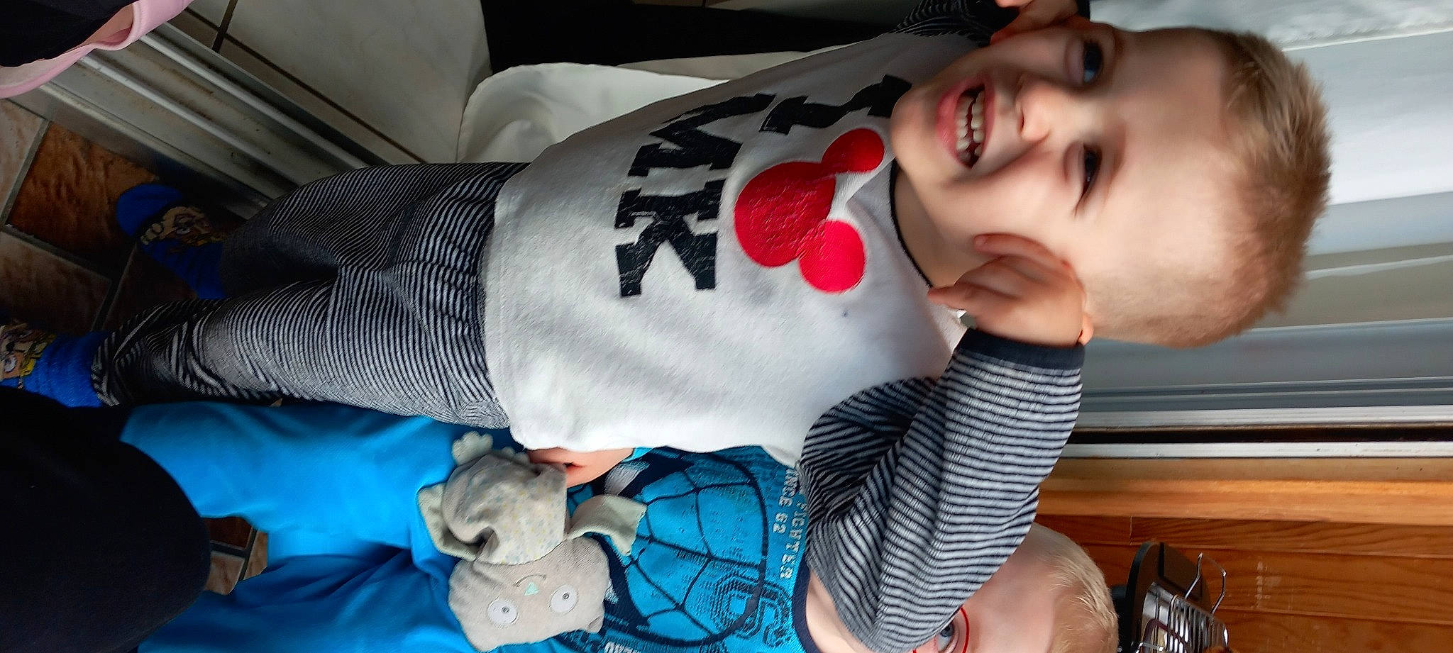 Djyno participe au concours pour gagner de l'argent avec cette photo : blue, carmine, cheek, child, comfort, cool, elbow, electric_blue, eyelash, happy, human_leg, joy, linens, lip, mouth, nail, pattern, person, sleeve, thigh