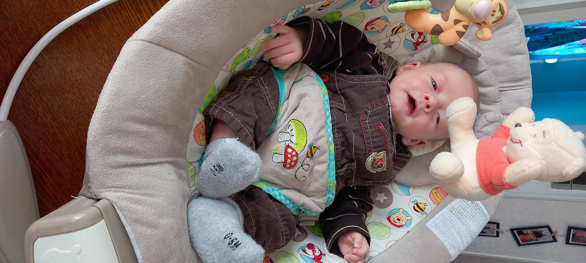 Nyno a rejoint le concours — aidez-le/la à gagner de superbes lots ! baby, baby_products, baby_toddler_clothing, baby_toys, cheek, child, comfort, green, hand, linens, person, play, plush, room, sitting, sleep, stuffed_toy, textile, toddler, toy