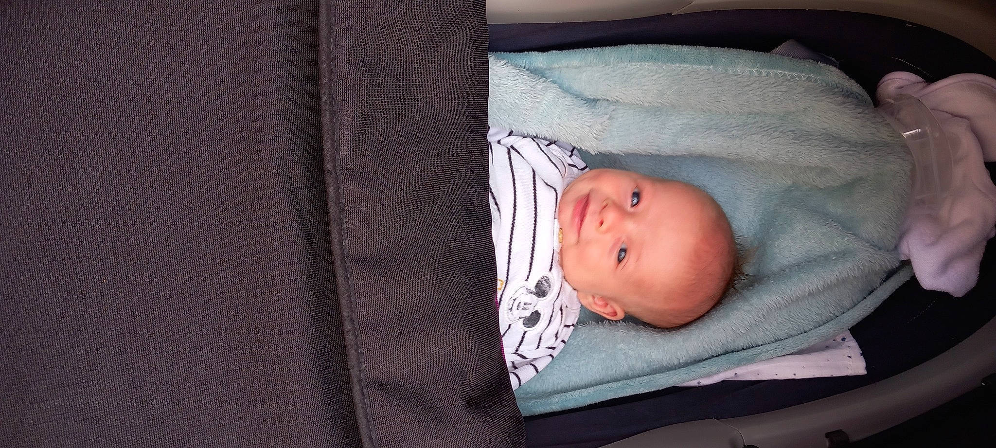 Nyno a rejoint le concours — aidez-le/la à gagner de superbes lots ! baby, baby_products, baby_toddler_clothing, bedtime, child, comfort, eye, iris, linens, nap, pattern, person, room, skin, sleep, sleeve, textile, toddler, wood