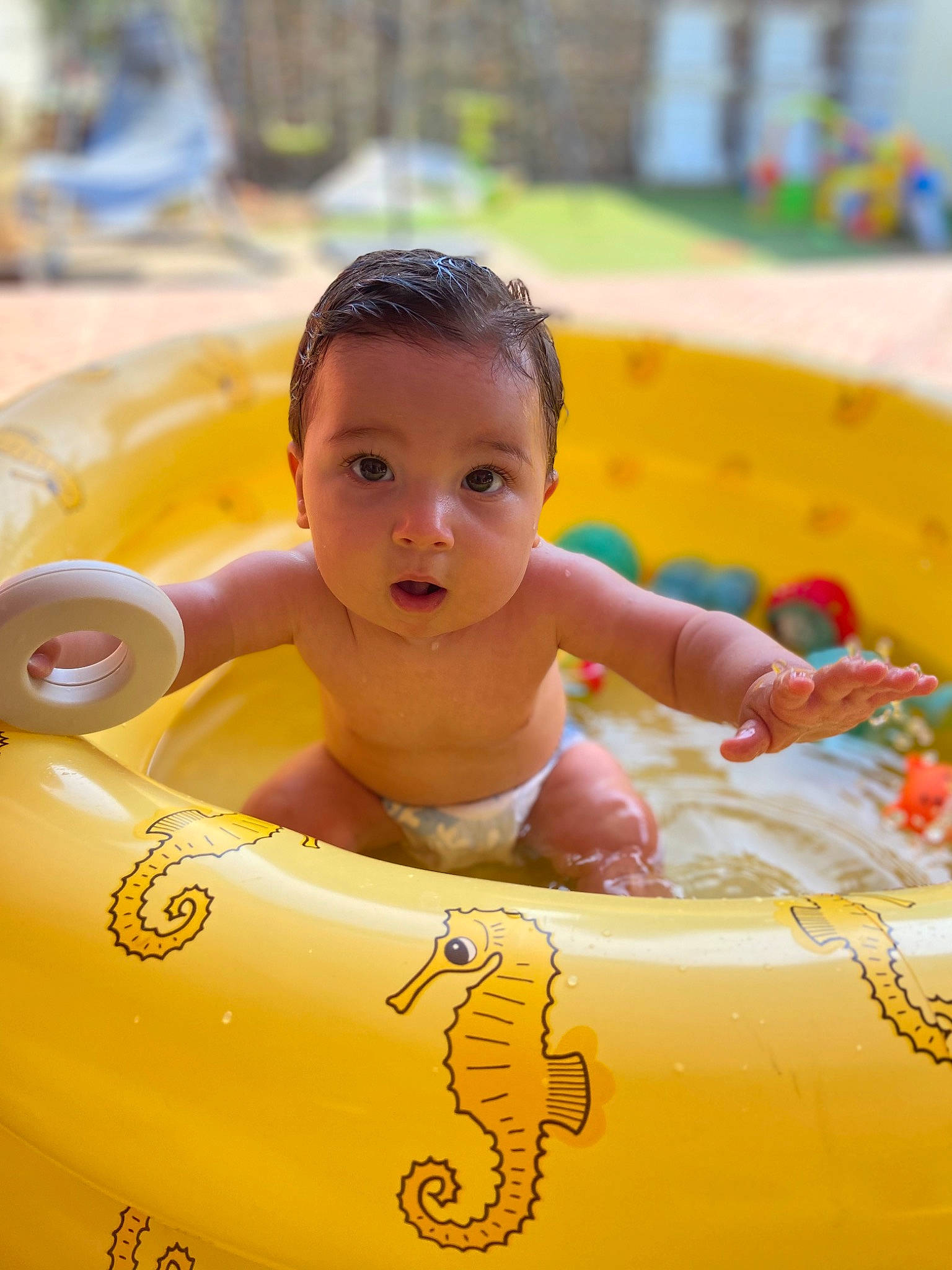 Juliann a rejoint le concours — aidez-le/la à gagner de superbes lots ! baby, baby_float, bathing, child, face, fun, games, happy, leisure, nonbuilding_structure, outdoor_recreation, person, personal_protective_equipment, product, recreation, surprise, toddler, toy, tubing, vehicle
