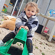 Lina a rejoint le concours — aidez-le/la à gagner de superbes lots ! animal, backyard, casual, child, dog, fuzzy_jacket, glass_door, green_toy, ground, happy, outdoor, person, pet, play, shoe, smile, table, toddler, toy, window