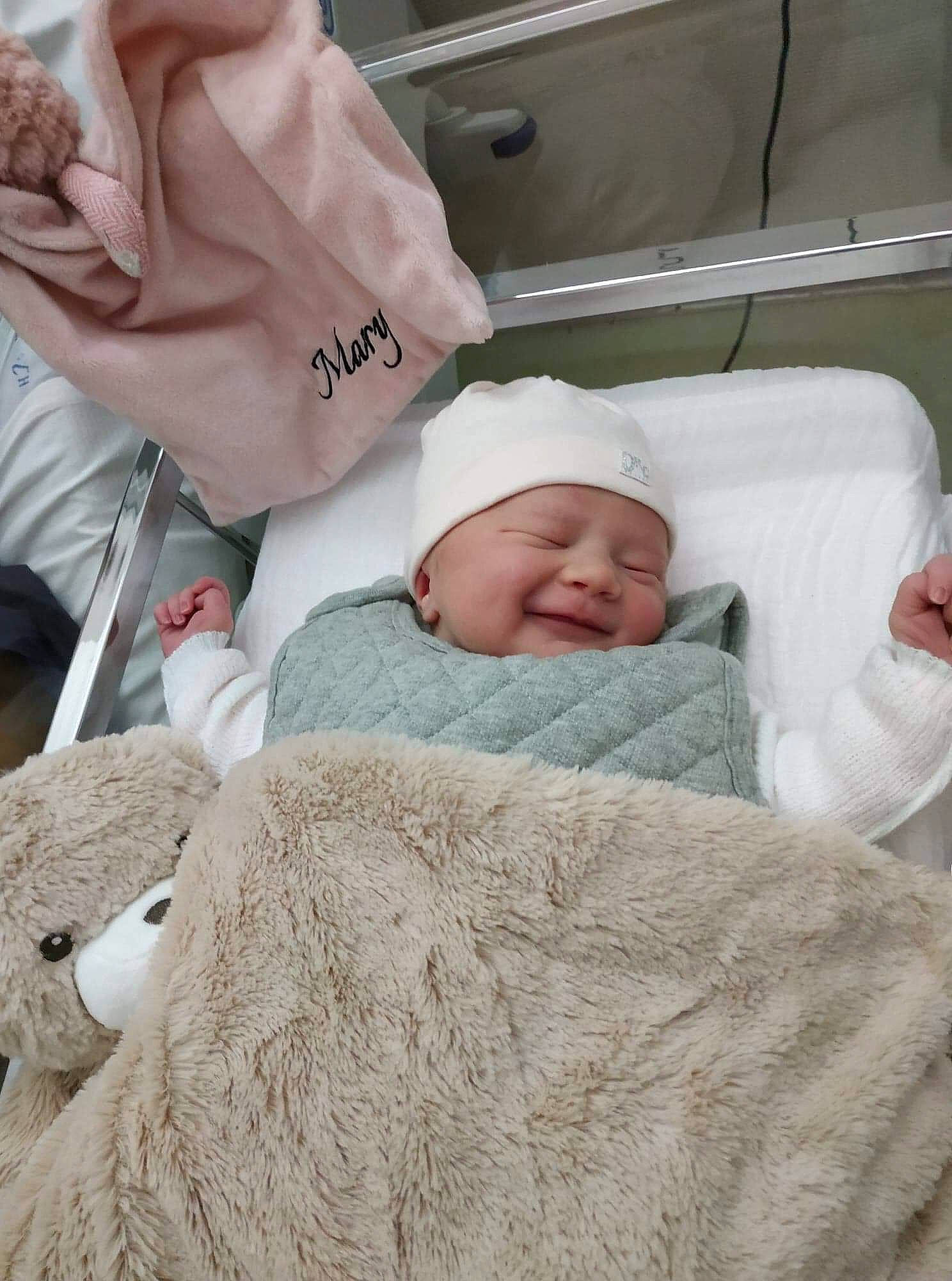 Mary participe au concours pour gagner de l'argent avec cette photo : baby, birth, child, childbirth, headwear, hospital, person, product, toddler, wool