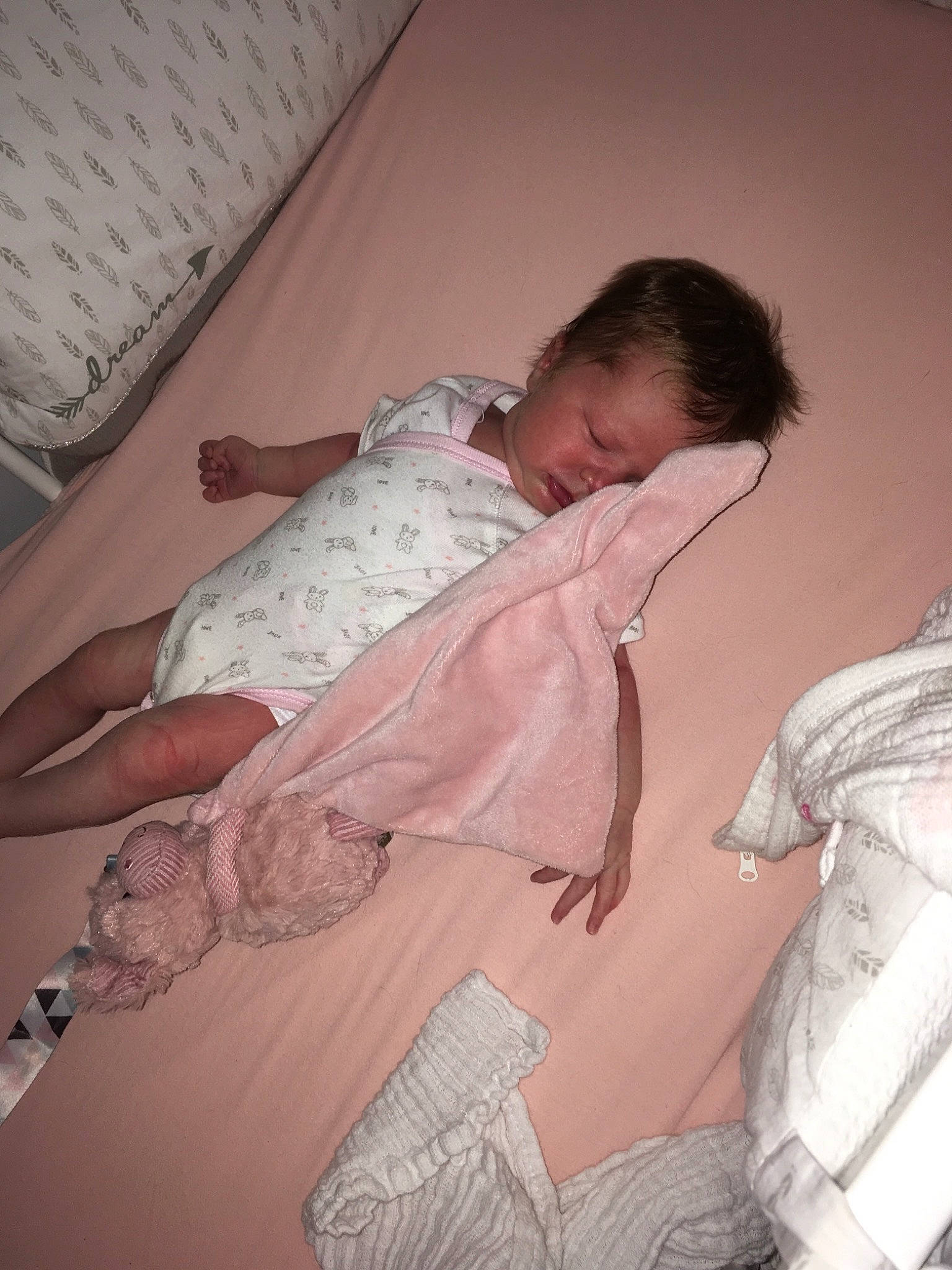 Mary participe au concours pour gagner de l'argent avec cette photo : baby, bedtime, birth, child, childbirth, leg, person, sleep, textile