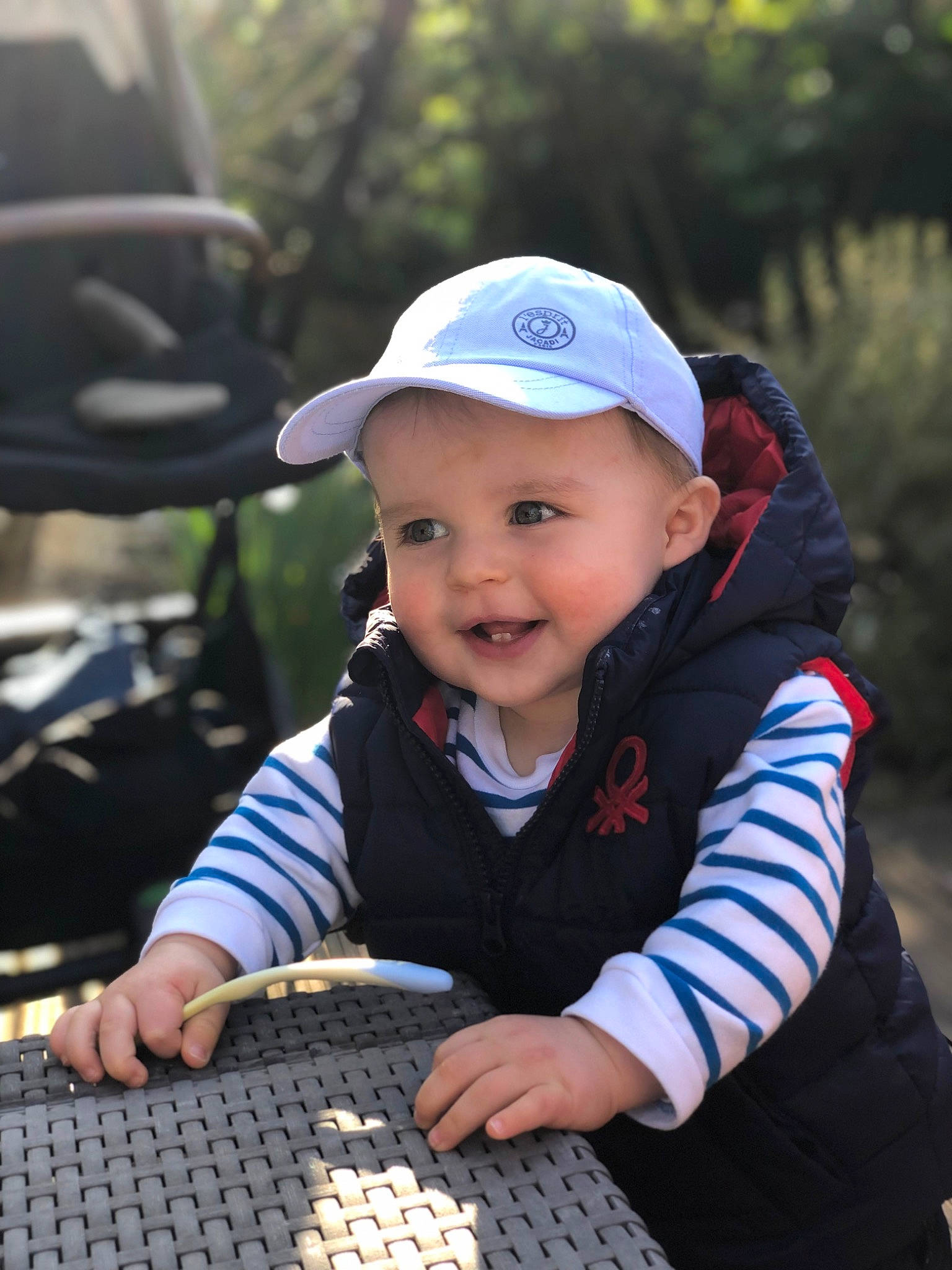 Gwendal a rejoint le concours — aidez-le/la à gagner de superbes lots ! baby, baseball_cap, cap, chair, child, electric_blue, fashion_accessory, fun, grass, happy, hat, headwear, joy, leisure, person, recreation, sitting, smile, soil, sun_hat