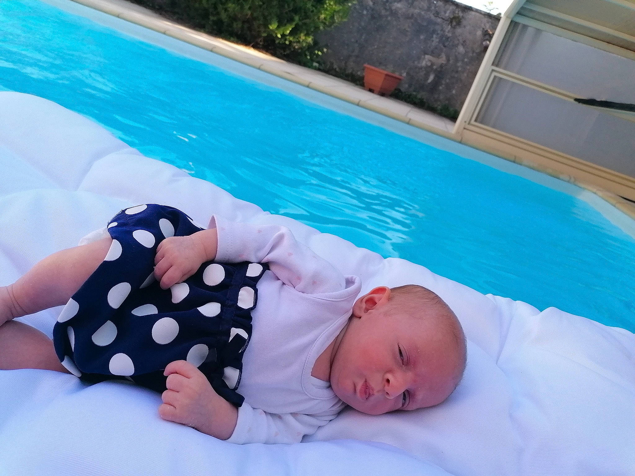 Naömie a rejoint le concours — aidez-le/la à gagner de superbes lots ! azure, baby, baby_sleeping, baby_toddler_clothing, barefoot, child, comfort, door, flooring, foot, fun, grass, happy, leisure, linens, pattern, person, sitting, toddler, vacation