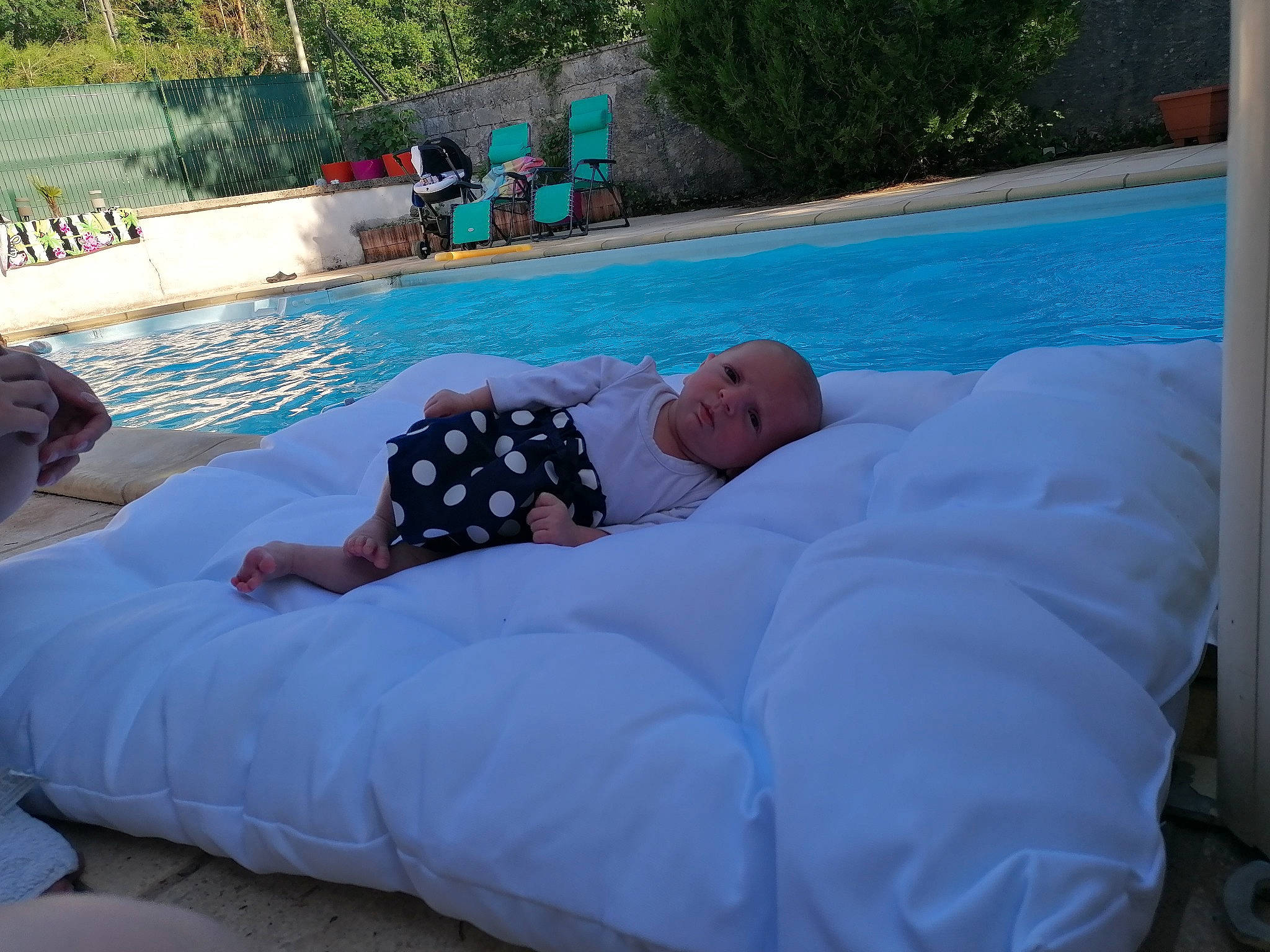 Naömie a rejoint le concours — aidez-le/la à gagner de superbes lots ! aqua, azure, baby, comfort, couch, fun, games, grass, inflatable, leisure, linens, mammal, outdoor_furniture, person, plant, recreation, sunlounger, swimming_pool, toddler, tree