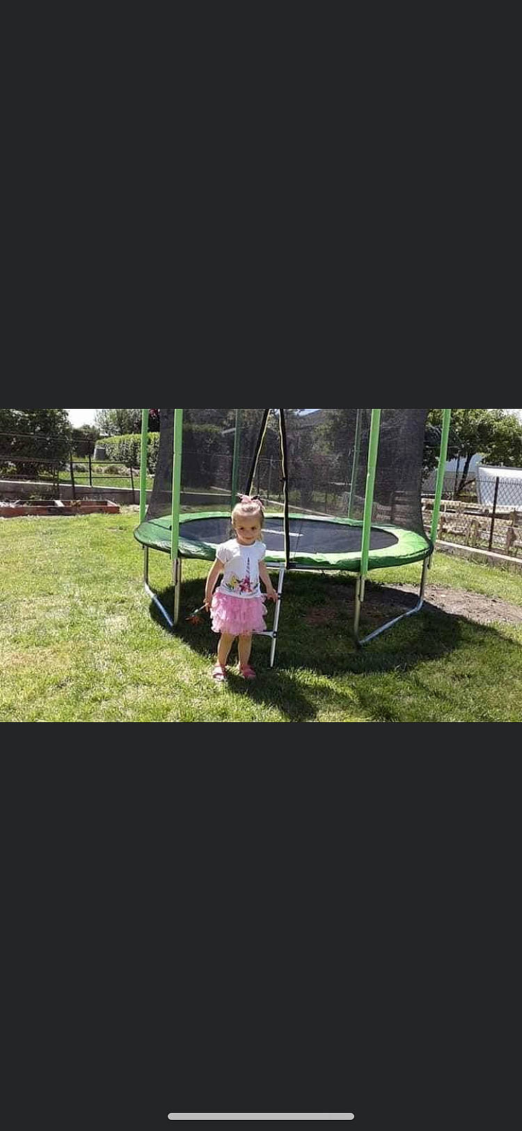 Liana a rejoint le concours — aidez-le/la à gagner de superbes lots ! bench, fun, grass, grassland, happy, landscape, lawn, leisure, outdoor_furniture, outdoor_play_equipment, outdoor_table, people_in_nature, person, plant, recreation, shade, t_shirt, table, tints_and_shades, toddler