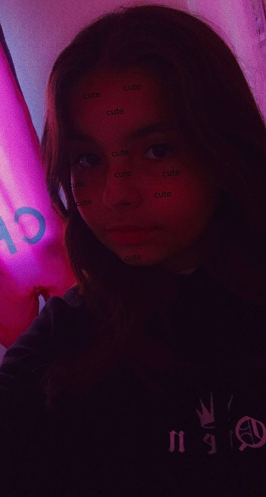 Louna a rejoint le concours — aidez-le/la à gagner de superbes lots ! bangs, cool, darkness, electric_blue, eyelash, eyewear, flash_photography, flesh, fun, hair_coloring, jaw, lip, magenta, mouth, person, pink, purple, room, selfie, sleeve