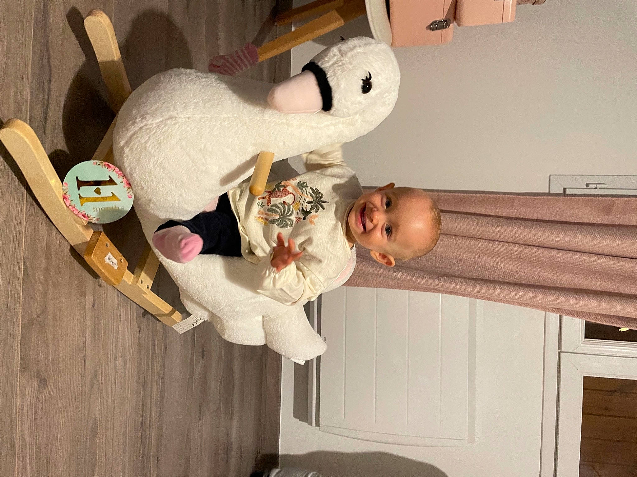 Eve a rejoint le concours — aidez-le/la à gagner de superbes lots ! baby, baby_products, baby_toddler_clothing, child, comfort, fun, happy, hardwood, human_body, joy, person, plush, room, smile, stuffed_toy, toddler, toy, wood