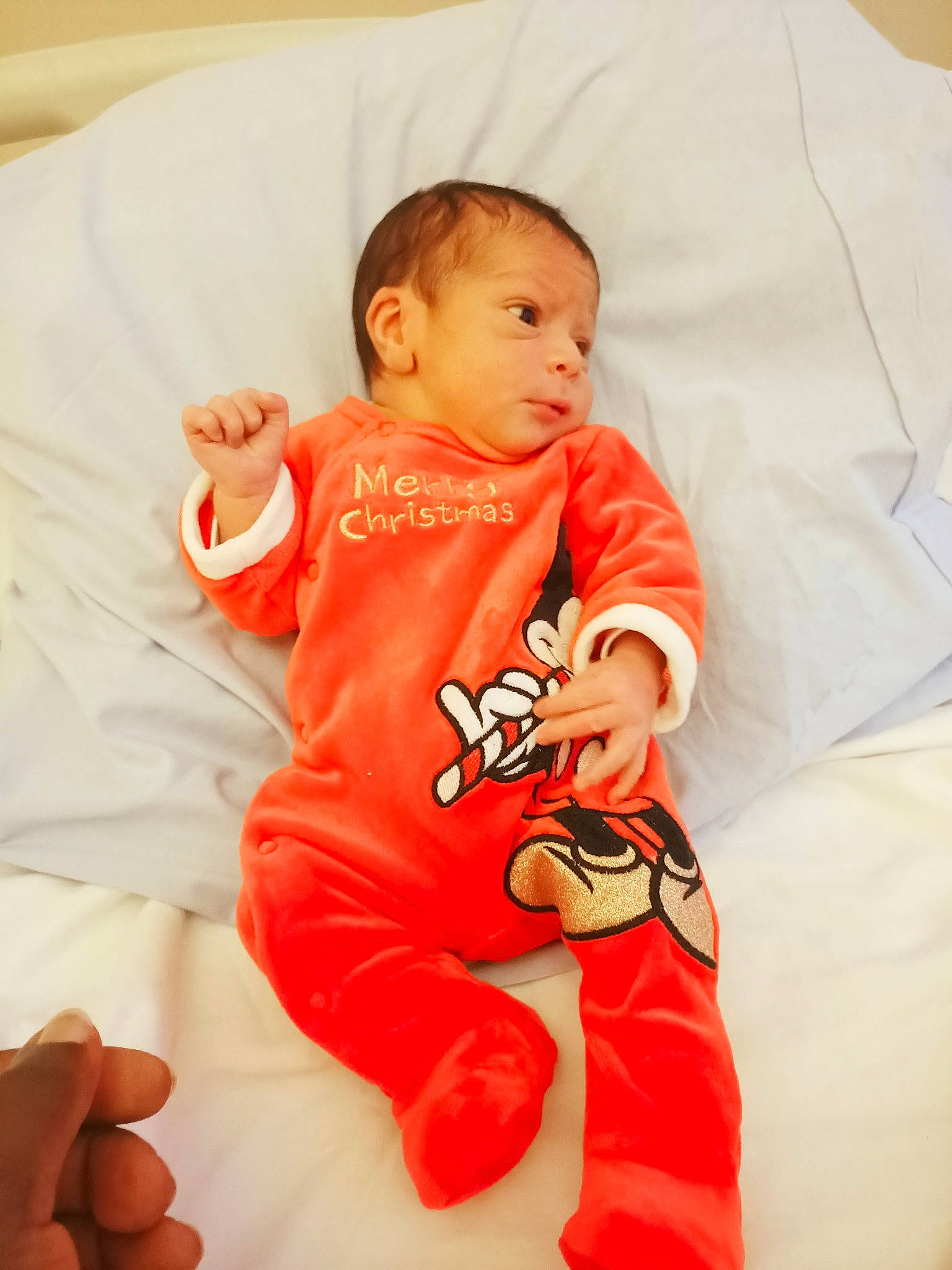Christ-liam participe au concours pour gagner de l'argent avec cette photo : baby, baby_toddler_clothing, child, comfort, elbow, eye, finger, gesture, happy, human_body, leg, linens, mouth, orange, person, sleeve, sportswear, t_shirt, textile, thigh