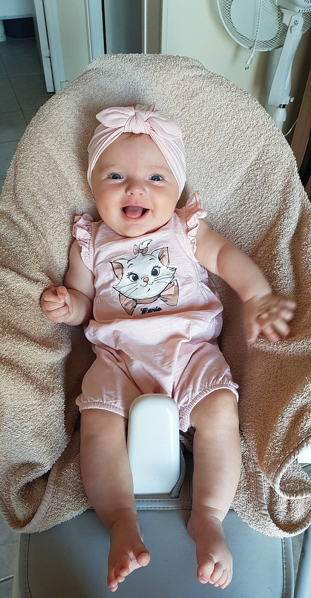 Angelina participe au concours pour gagner de l'argent avec cette photo : baby, baby_toddler_clothing, beauty, chair, cheek, child, comfort, eye, face, happy, head, headwear, human_body, iris, knee, person, pink, skin, smile, textile