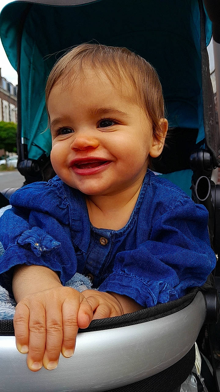 Iryna participe au concours pour gagner de l'argent avec cette photo : blue, cheek, chin, eye, facial_expression, hairstyle, hand, happy, head, human, iris, joy, lip, mouth, nose, organ, person, photograph, product, skin