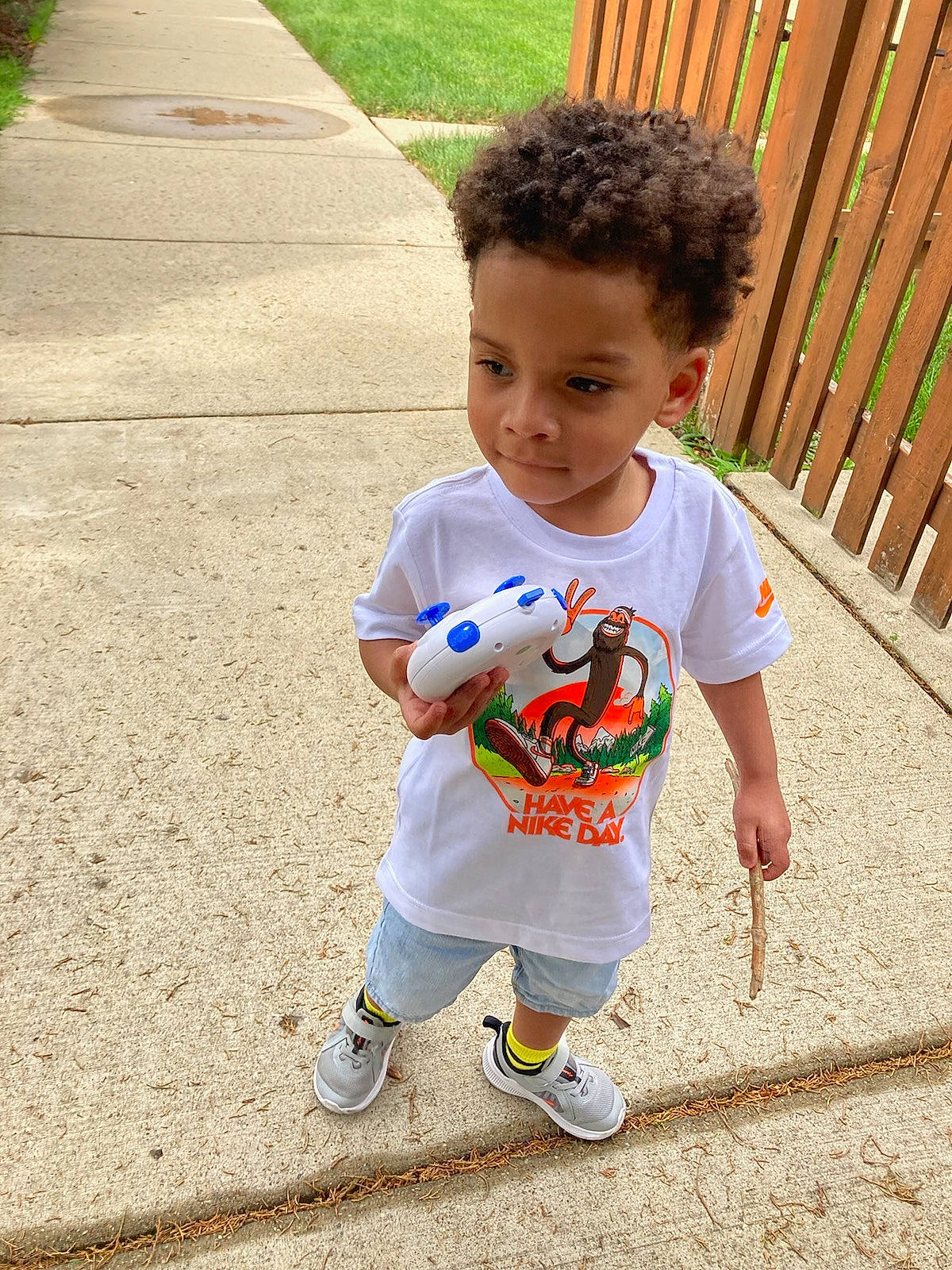 Emilio is registered to the contest to win money with this photo: baby_toddler_clothing, cool, facial_expression, fun, grass, green, hairstyle, happy, joint, leisure, mammal, people_in_nature, person, public_space, recreation, sleeve, smile, standing, t_shirt, toddler