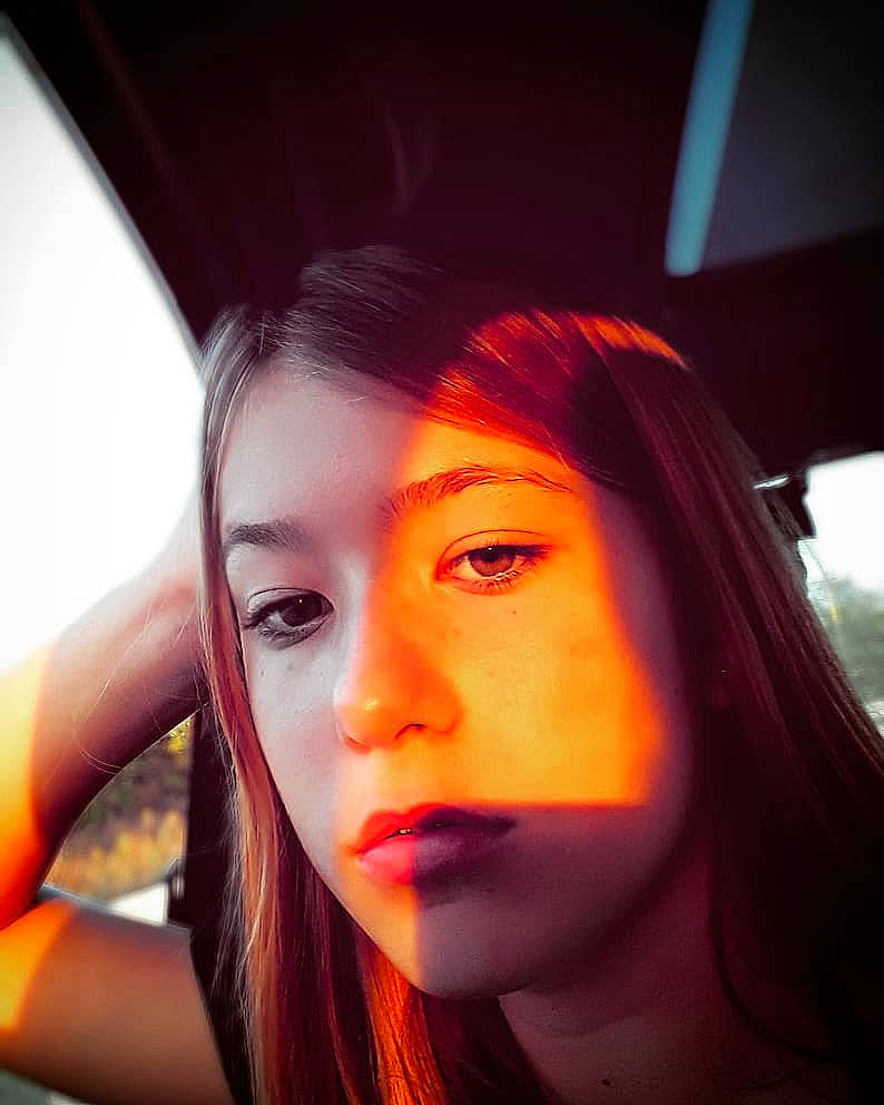 Nyna a rejoint le concours — aidez-le/la à gagner de superbes lots ! beauty, cheek, chin, cool, eye, eyebrow, face, forehead, hair, hairstyle, head, light, lip, long_hair, nose, orange, person, red, selfie, skin