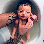 Chloé a rejoint le concours — aidez-le/la à gagner de superbes lots ! arms, baby, bath, bathroom, care, closeup, comfort, cute, hands, infant, newborn, parent, peaceful, relaxation, skin, small, tattoos, tub, water, wet