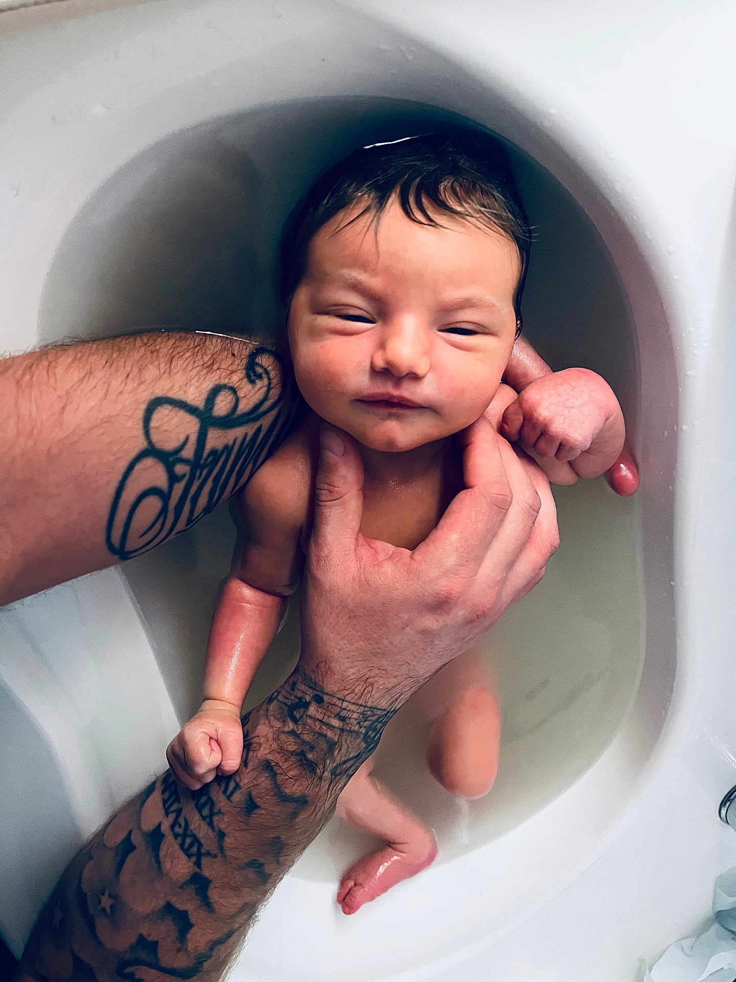 Chloé a rejoint le concours — aidez-le/la à gagner de superbes lots ! arms, baby, bath, bathroom, care, closeup, comfort, cute, hands, infant, newborn, parent, peaceful, relaxation, skin, small, tattoos, tub, water, wet