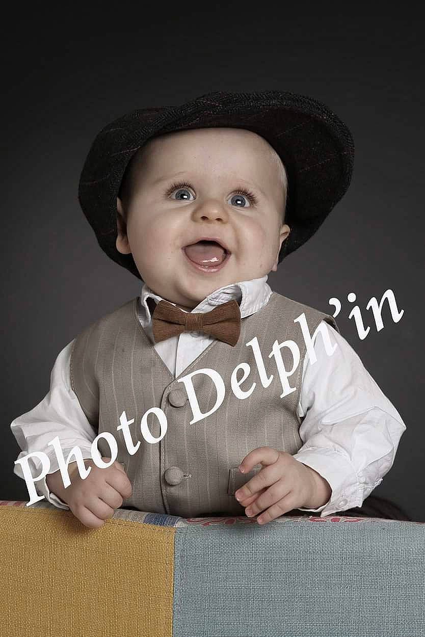 Swan a rejoint le concours — aidez-le/la à gagner de superbes lots ! baby, bow_tie, child, child_model, chin, facial_expression, fashion_accessory, formal_wear, gentleman, hat, headgear, male, mouth, person, photography, portrait, sitting, sleeve, smile, tie