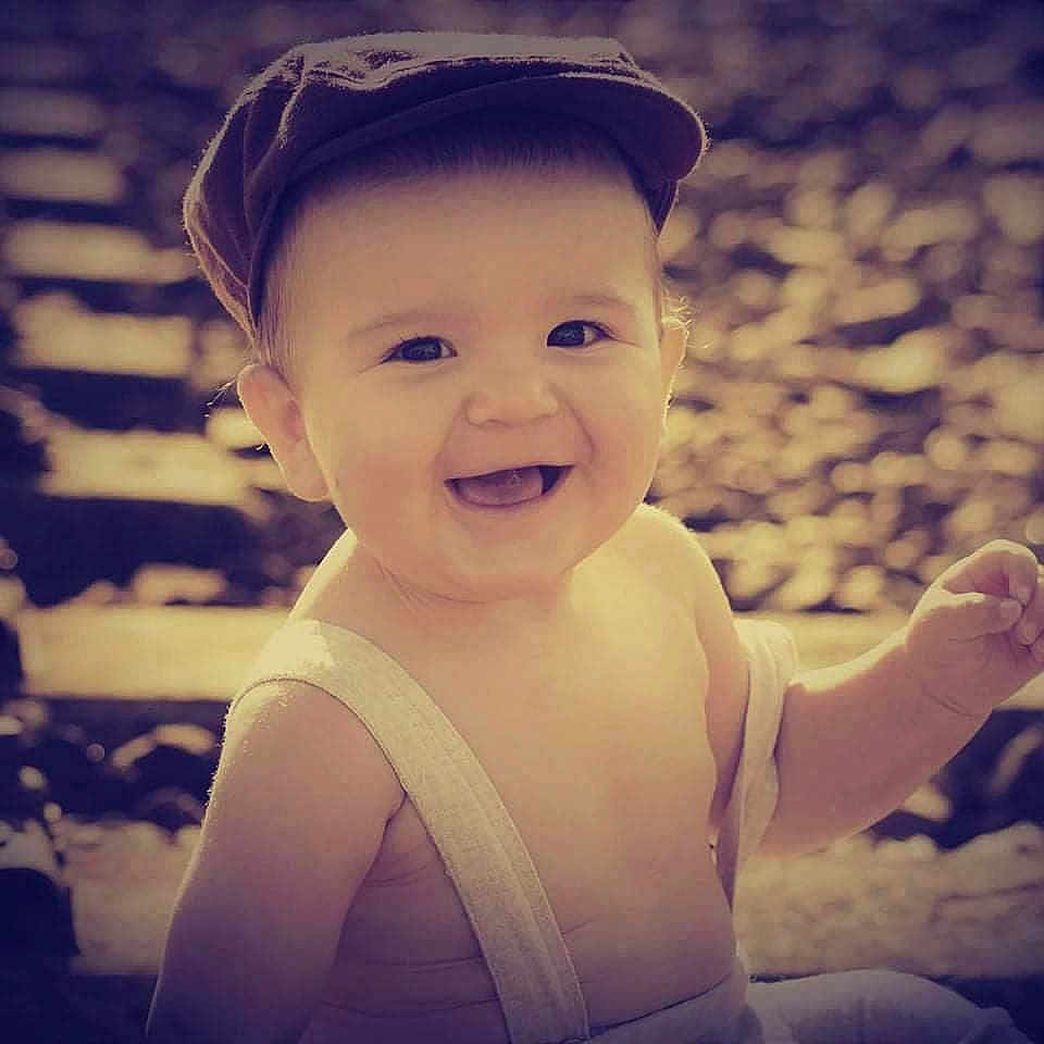 Conor a rejoint le concours — aidez-le/la à gagner de superbes lots ! baby, babylaughing, baseballcap, bodypart, cap, clothing, dress, face, happy, hat, head, laughing, mouth, person, photography, portrait, sitting, smile, summer, teeth