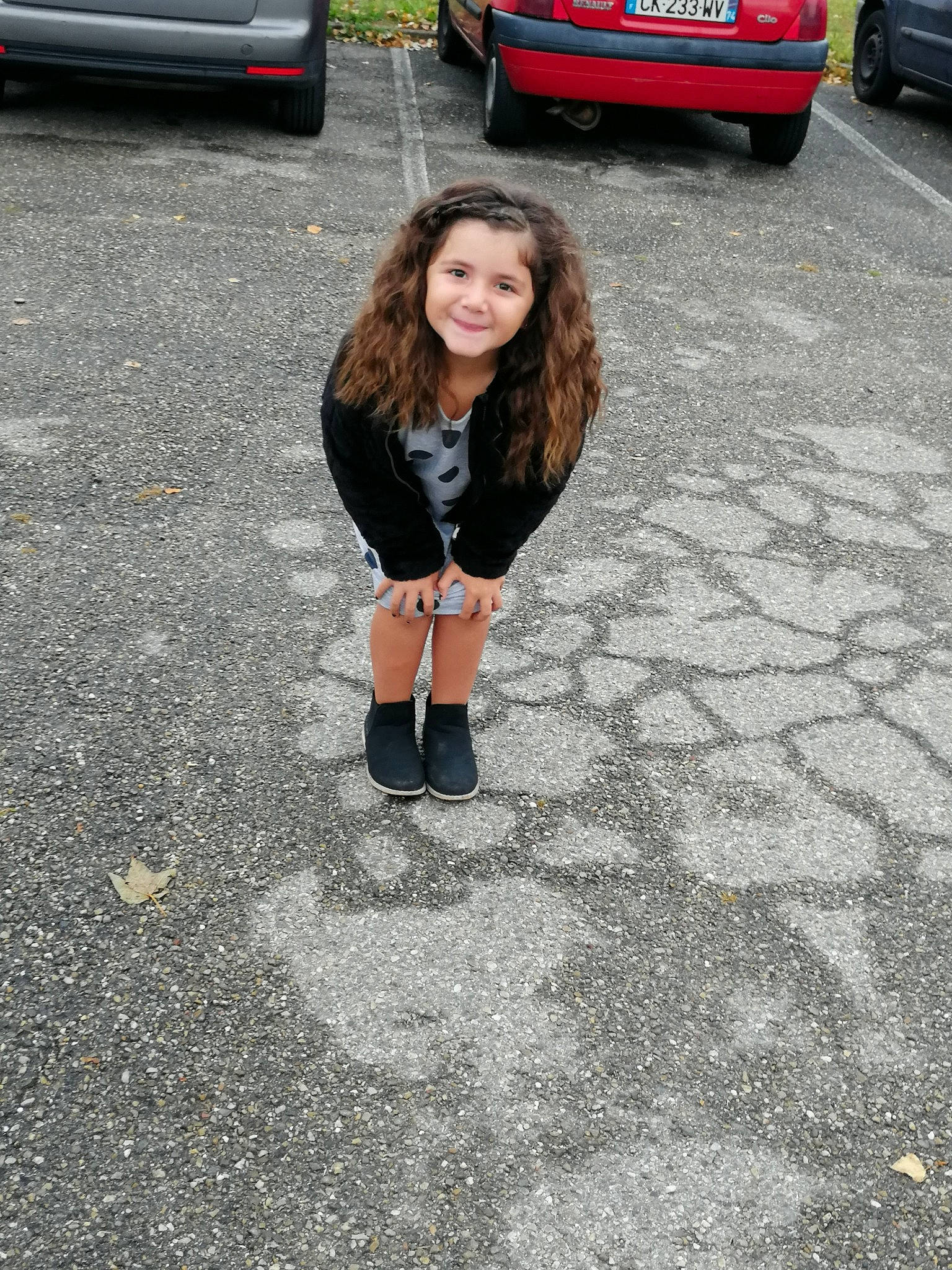 Kailly participe au concours pour gagner de l'argent avec cette photo : asphalt, auto_part, automotive_exterior, car, city_car, family_car, joy, minivan, parking, person, road, road_surface, subcompact_car, vehicle