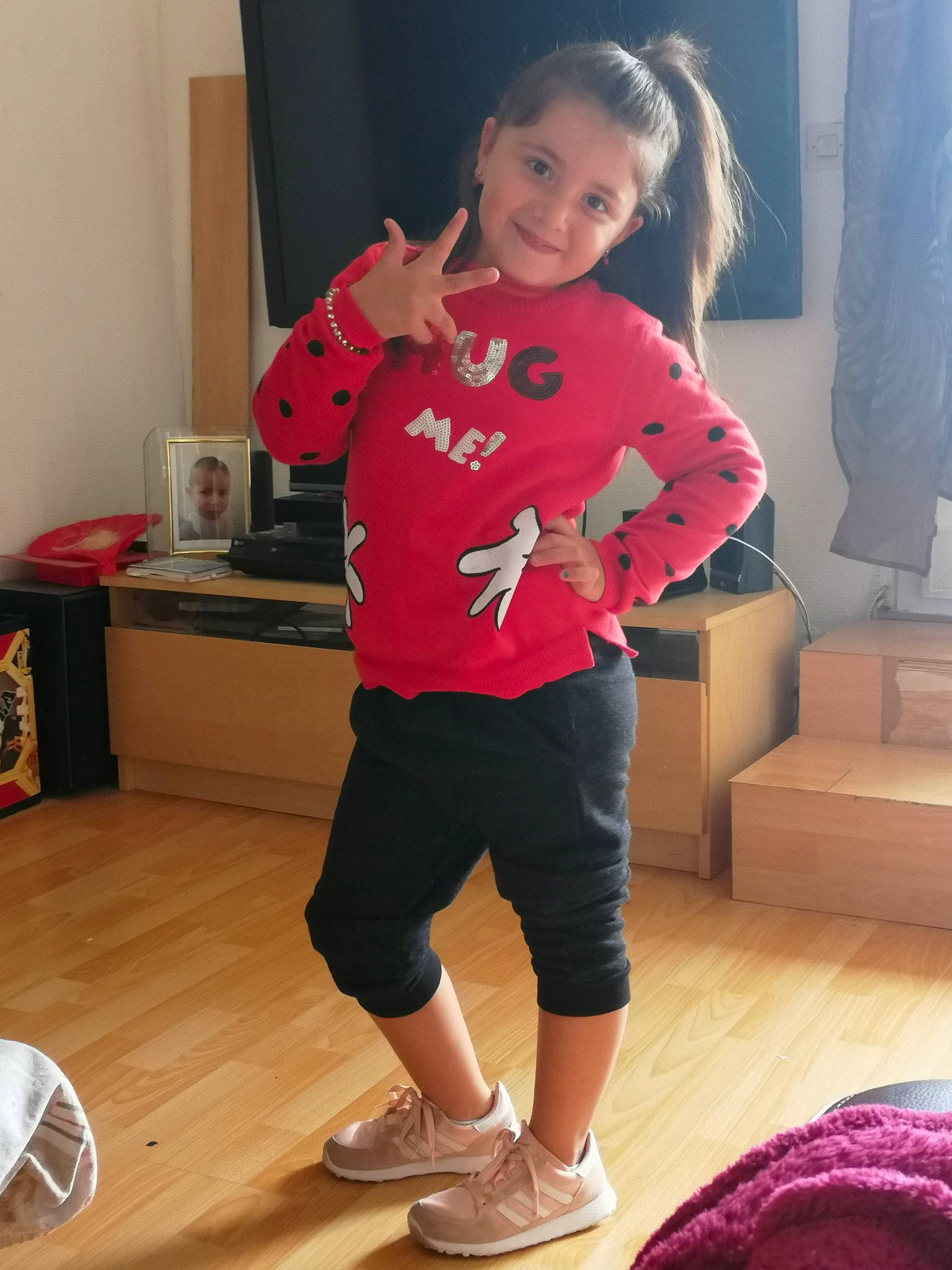 Kailly a rejoint le concours — aidez-le/la à gagner de superbes lots ! child, costume, joy, outerwear, pajamas, person, pink, red, shoe, sleeve, standing, t_shirt, toddler, trousers