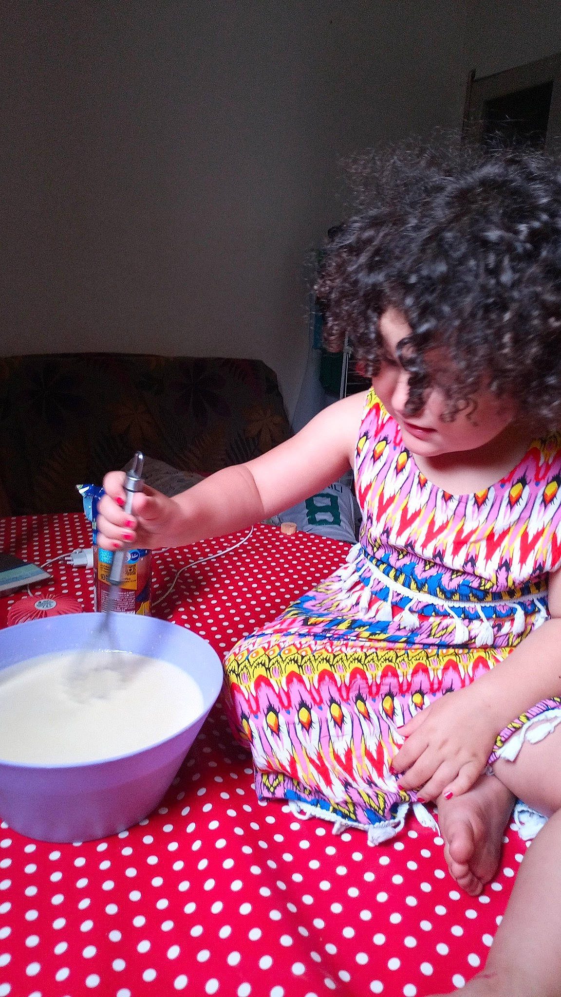 Janna a rejoint le concours — aidez-le/la à gagner de superbes lots ! afro, child, comfort_food, cuisine, dress, event, fashion_design, food, fun, ingredient, leisure, linens, magenta, pattern, person, porcelain, purple, sitting, sunglasses, tablecloth