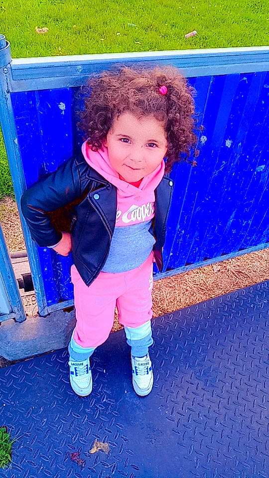 Janna a rejoint le concours — aidez-le/la à gagner de superbes lots ! azure, baby_toddler_clothing, blue, child, electric_blue, facial_expression, fun, grass, happy, leisure, magenta, people_in_nature, person, pink, plant, purple, recreation, smile, sneakers, sock