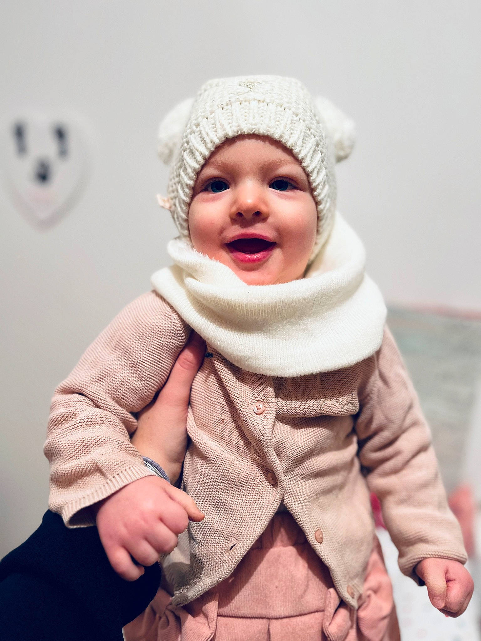 Hedda a rejoint le concours — aidez-le/la à gagner de superbes lots ! baby, baby_toddler_clothing, cap, child, collar, eye, flash_photography, gesture, hand, happy, headwear, jacket, outerwear, person, pink, skin, sleeve, smile, textile, toddler