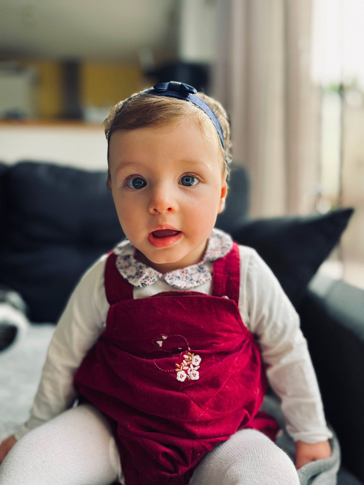 Hedda participe au concours pour gagner de l'argent avec cette photo : arm, baby, baby_toddler_clothing, cheek, child, chin, eye, eyelash, fashion_accessory, flash_photography, goggles, happy, iris, lip, person, sitting, skin, sleeve, smile, sunglasses