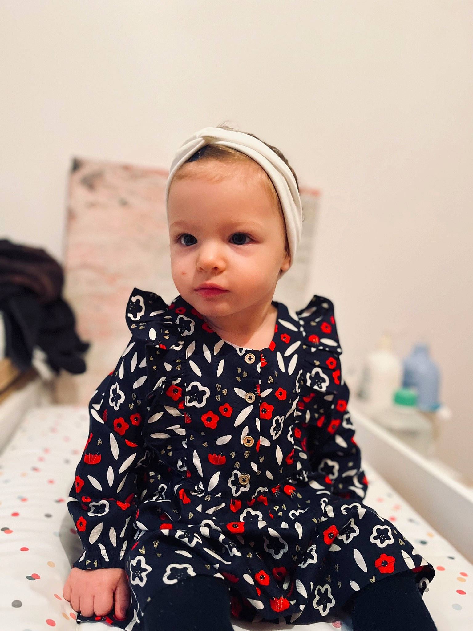 Hedda a rejoint le concours — aidez-le/la à gagner de superbes lots ! baby, baby_toddler_clothing, child, collar, day_dress, dress, event, fashion_accessory, fashion_design, formal_wear, happy, neck, one_piece_garment, pattern, person, photo_shoot, portrait_photography, sitting, sleeve, t_shirt