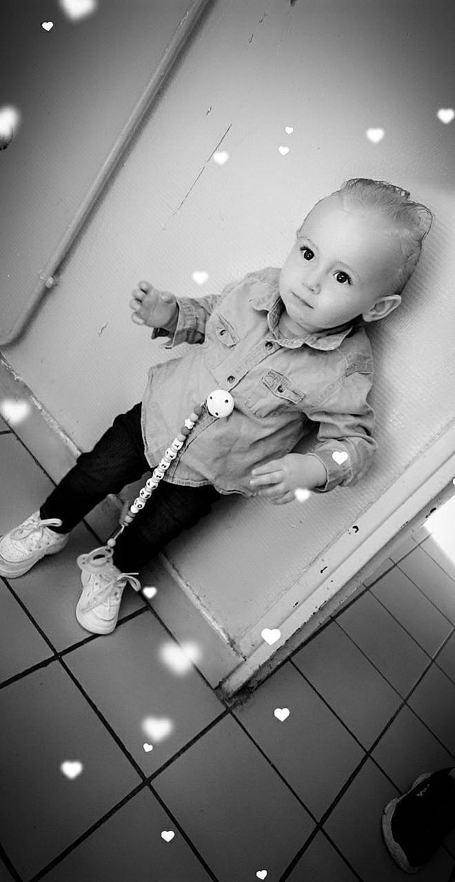 Tyziano participe au concours pour gagner de l'argent avec cette photo : baby, black_and_white, child, monochrome, monochrome_photography, person, photograph, photography, snapshot, standing, stock_photography, style, toddler, white