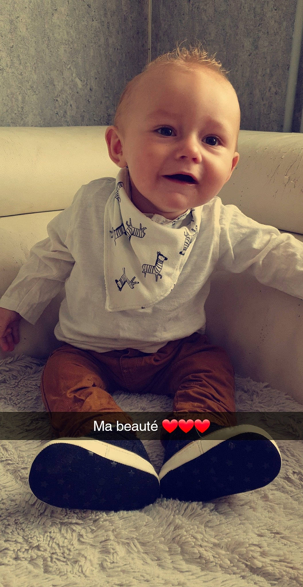 Tyziano participe au concours pour gagner de l'argent avec cette photo : arm, baby, baby_toddler_clothing, cheek, eye, eyebrow, face, facial_expression, hairstyle, head, human_body, leg, lip, mouth, nose, organ, person, skin, sleeve, smile