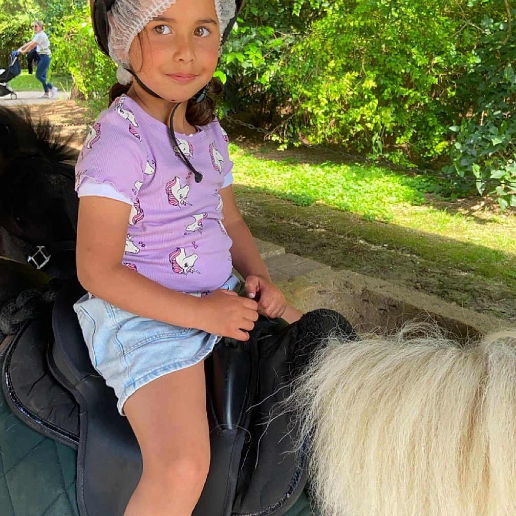 Neyla participe au concours pour gagner de l'argent avec cette photo : adult, animal, baseballcap, cap, child, clothing, equestrian, face, female, girl, hat, head, helmet, horse, person, photography, portrait, saddle, shorts, woman