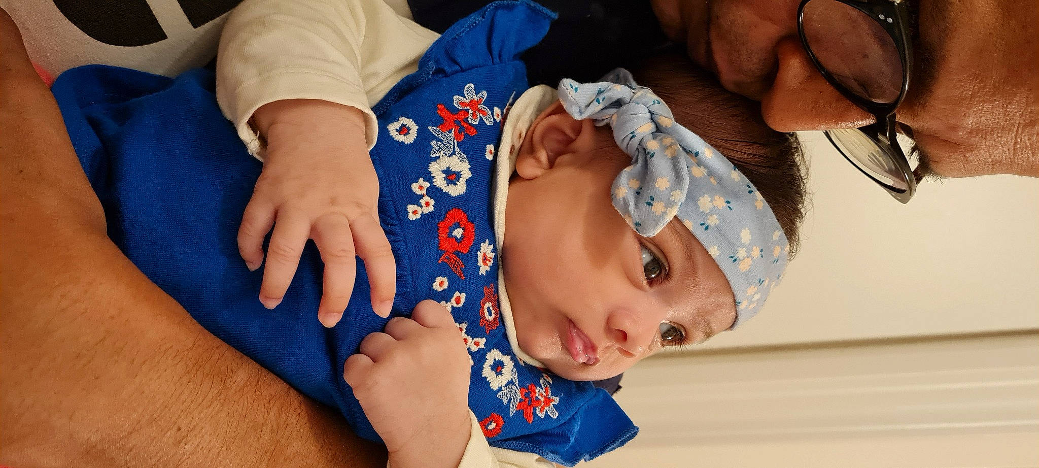 Nefertiti a rejoint le concours — aidez-le/la à gagner de superbes lots ! arm, baby, baby_toddler_clothing, cheek, comfort, eyelash, facial_expression, finger, gesture, hand, happy, headwear, lip, mouth, nail, neck, nose, person, skin, sleeve