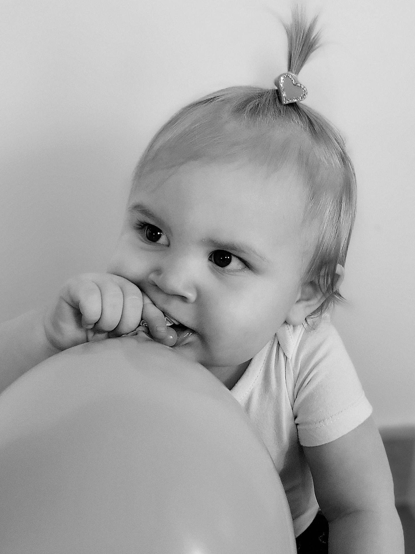 Elena a rejoint le concours — aidez-le/la à gagner de superbes lots ! abdomen, arm, baby, baby_toddler_clothing, child, elbow, eyelash, flash_photography, gesture, happy, headband, headpiece, human_body, iris, jewellery, monochrome, monochrome_photography, person, sitting, style