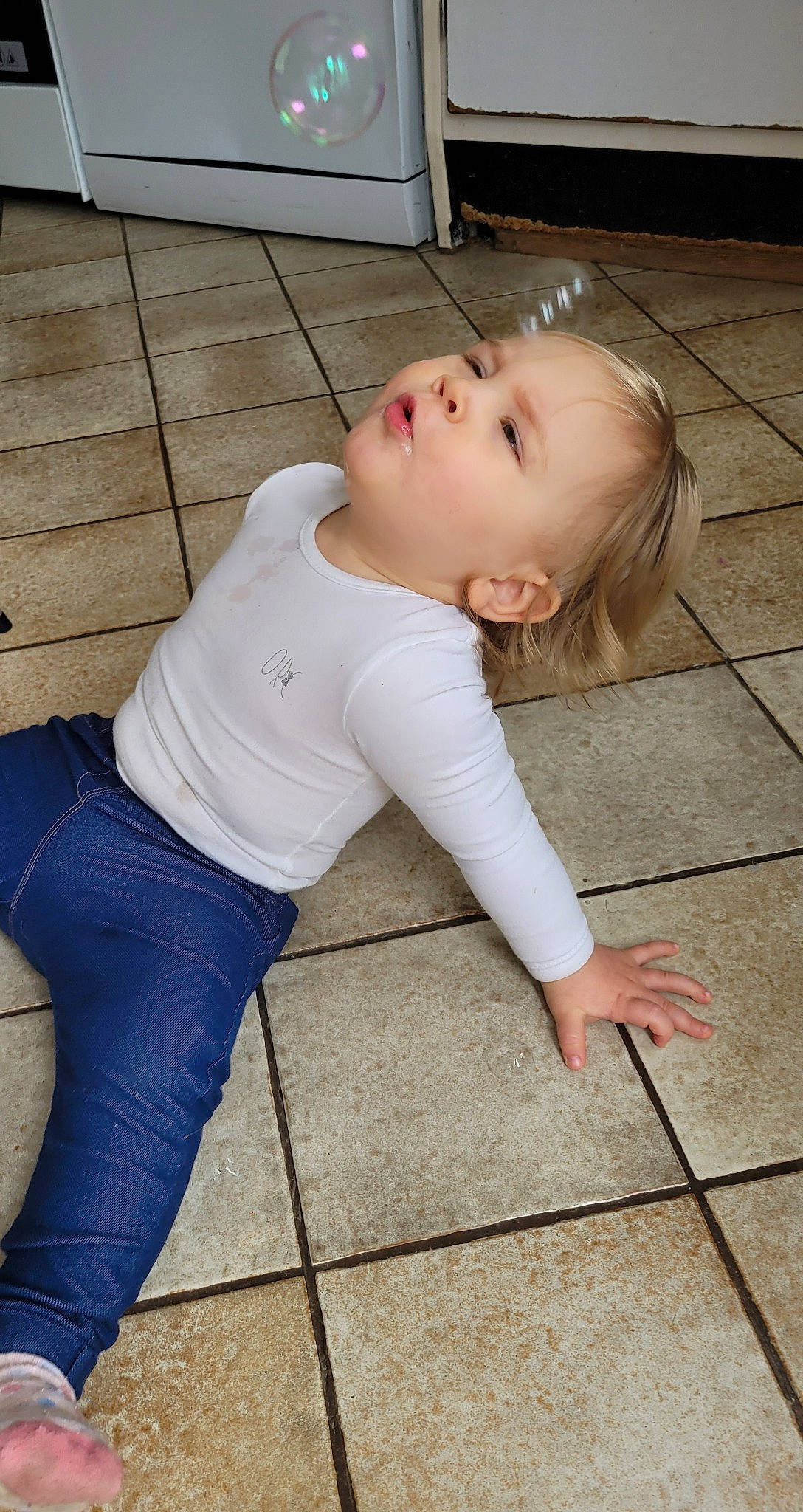 Elena a rejoint le concours — aidez-le/la à gagner de superbes lots ! baby_toddler_clothing, elbow, flash_photography, floor, flooring, happy, hardwood, human_leg, joint, knee, long_sleeved_t_shirt, pattern, person, sleeve, sportswear, t_shirt, thigh, toddler, waist, wood