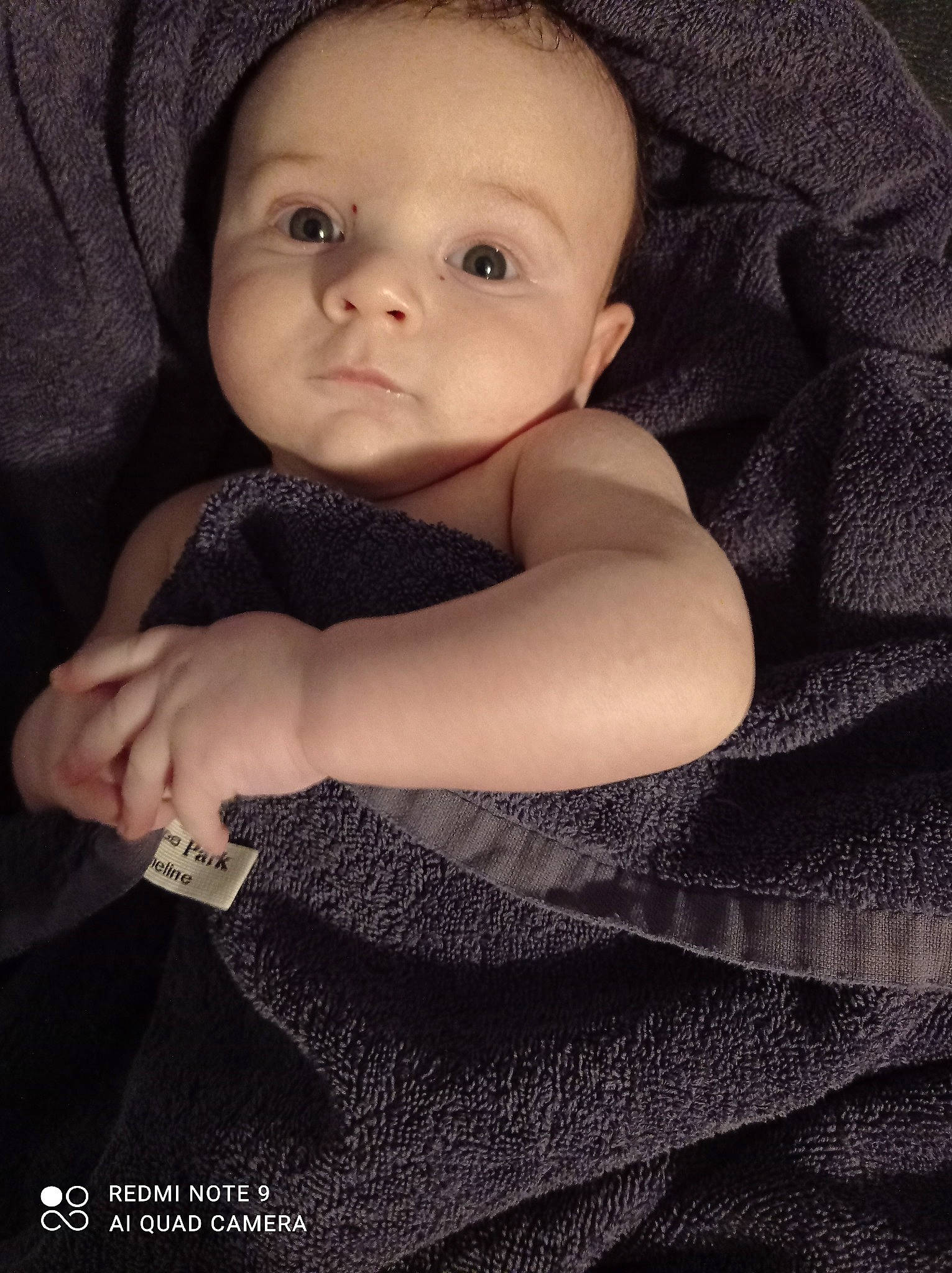 Soulimane a rejoint le concours — aidez-le/la à gagner de superbes lots ! baby, baby_toddler_clothing, cheek, child, comfort, elbow, flash_photography, gesture, grey, iris, linens, monochrome, monochrome_photography, nail, pattern, person, sitting, skin, sleeve, toddler