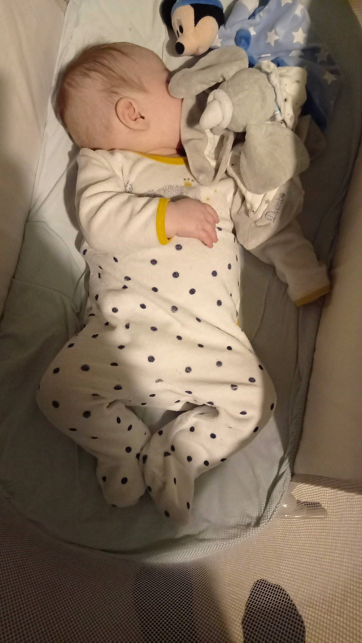 Soulimane a rejoint le concours — aidez-le/la à gagner de superbes lots ! abdomen, baby, baby_products, baby_safety, baby_sleeping, baby_toddler_clothing, bedding, child, comfort, human_leg, infant_bodysuit, knee, linens, one_piece_garment, pattern, person, sitting, sleeve, thigh, toddler