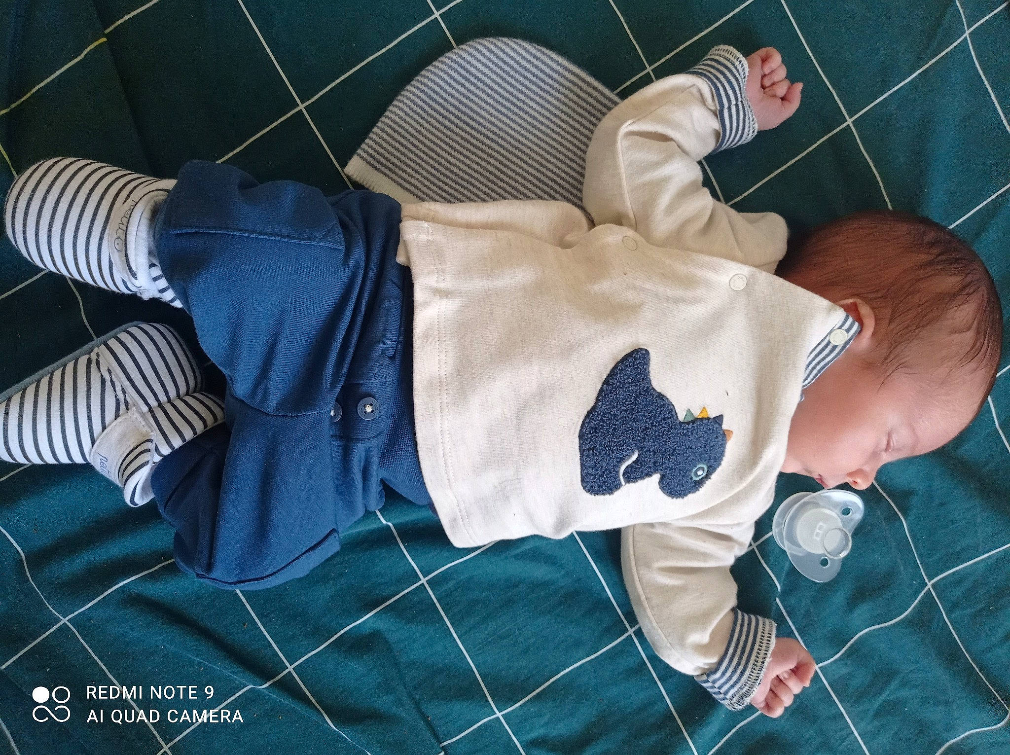 Soulimane a rejoint le concours — aidez-le/la à gagner de superbes lots ! baby_products, baby_toddler_clothing, comfort, denim, elbow, electric_blue, human_leg, knee, leisure, linens, pattern, person, plaid, sitting, sleeve, t_shirt, tartan, textile, thigh, woven_fabric