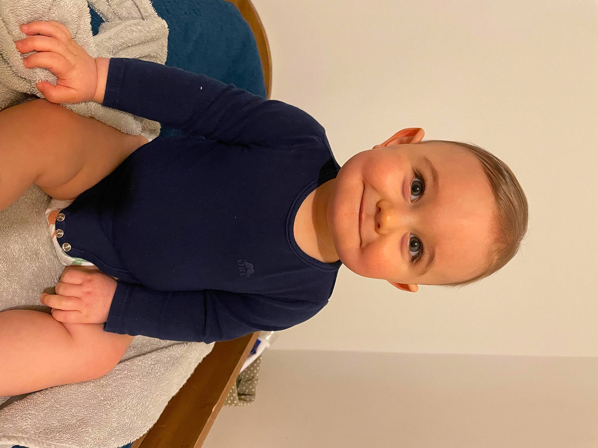 Arsène participe au concours pour gagner de l'argent avec cette photo : arm, cheek, comfort, elbow, finger, gesture, glasses, hand, joint, joy, knee, leg, neck, person, product, shoulder, skin, sleeve, smile, thigh