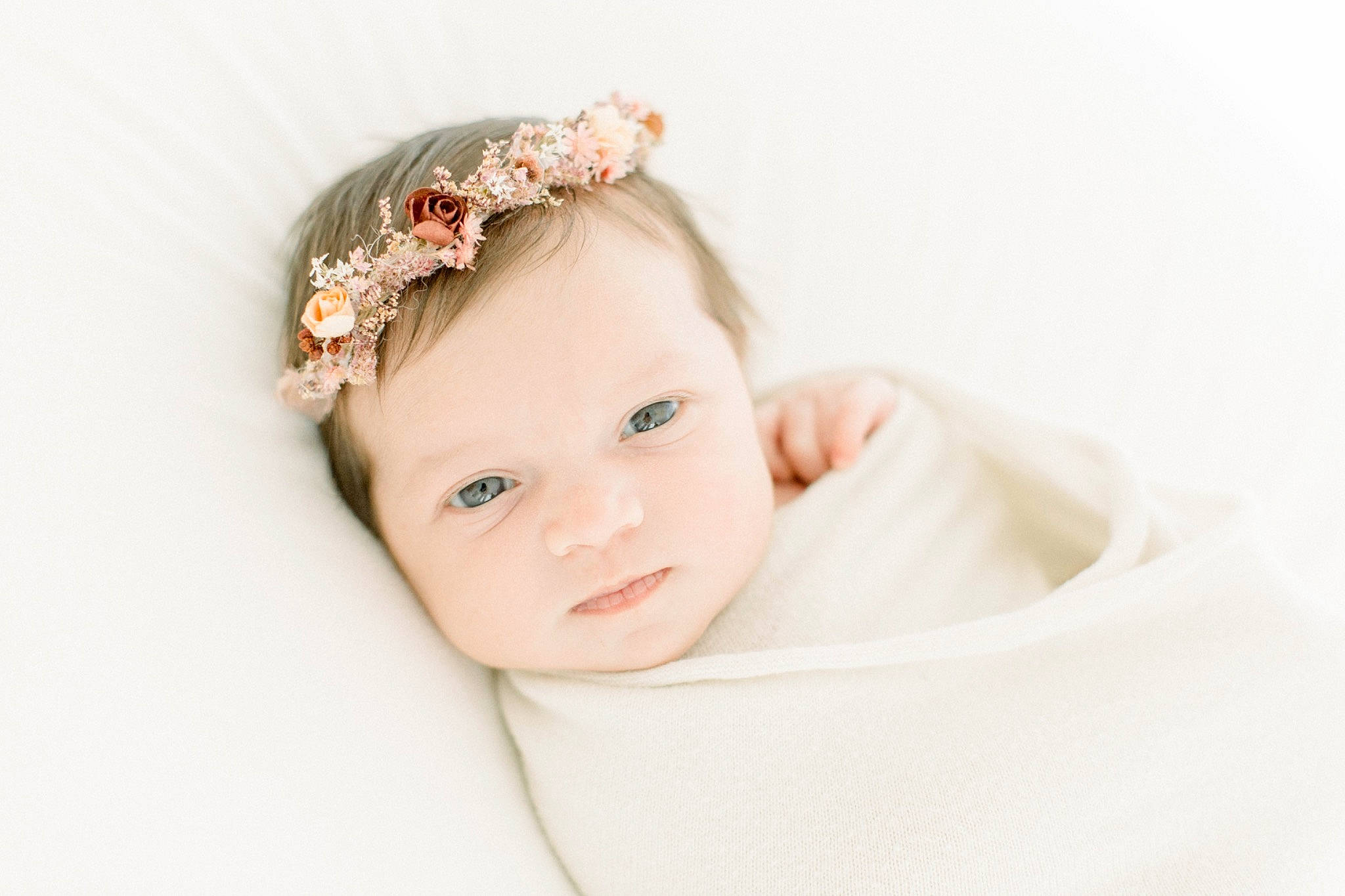 Enora a rejoint le concours — aidez-le/la à gagner de superbes lots ! baby, baby_toddler_clothing, bridal_accessory, child, dress, embellishment, fashion_accessory, flash_photography, hair_accessory, happy, head, headband, headgear, headpiece, jewellery, pattern, person, petal, portrait_photography, sleeve